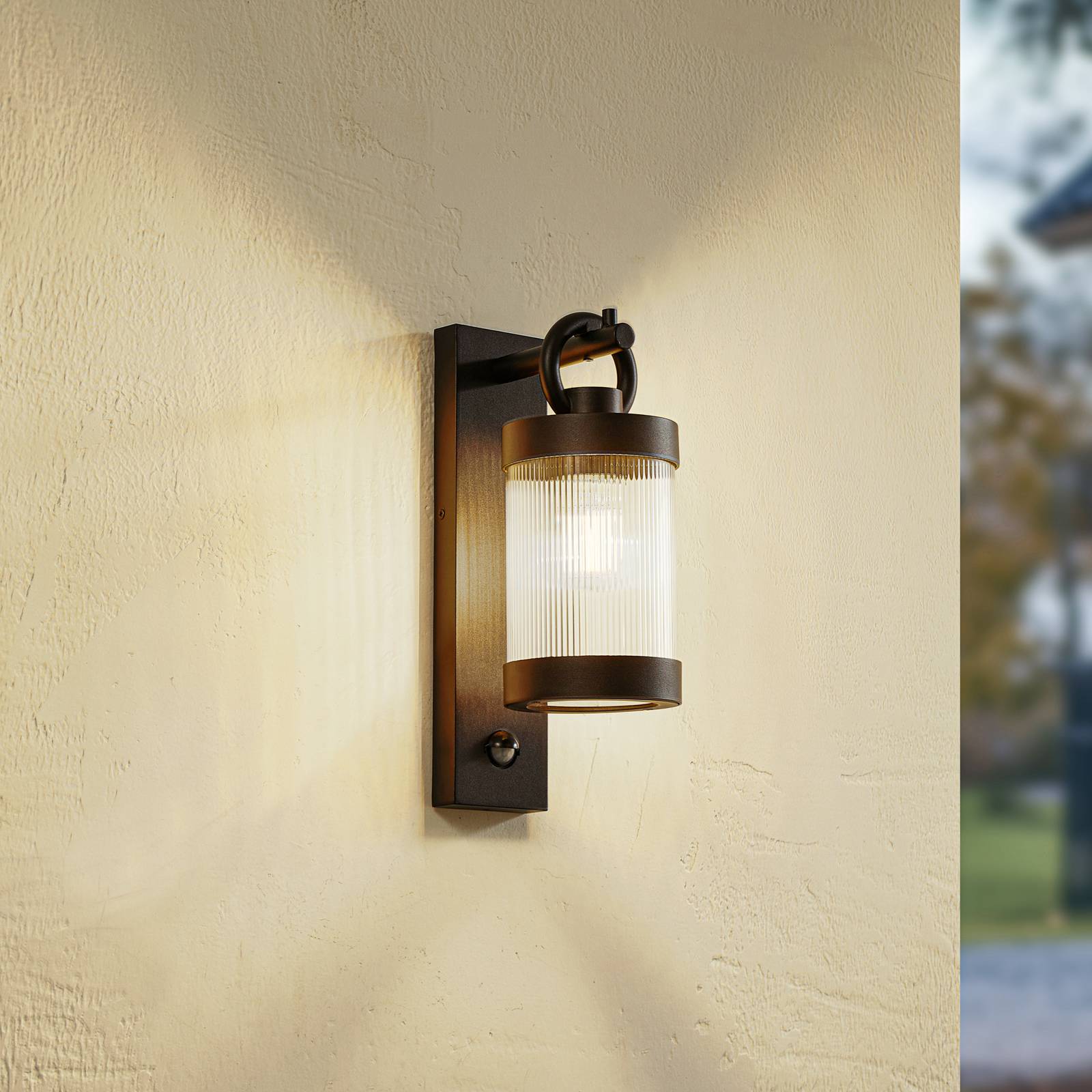 Lindby applique d'extérieur Yrene, 20cm, noir, capteur, riffle, Applique pour mur extérieur/façade de maison, maison, terrasse und balcon - 3