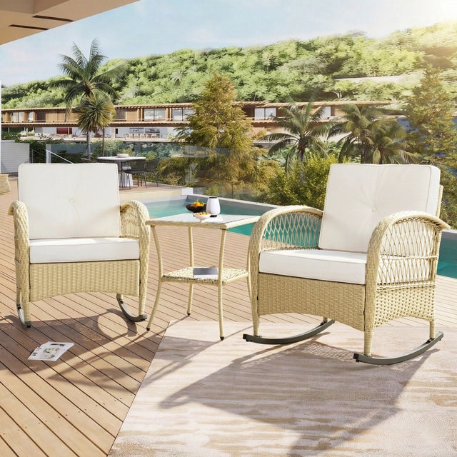 Conjunto de muebles de jardín de ratán: 2 mecedoras, 1 mesa alta, para 2 personas, tablero de madera de acacia con cojines beige.