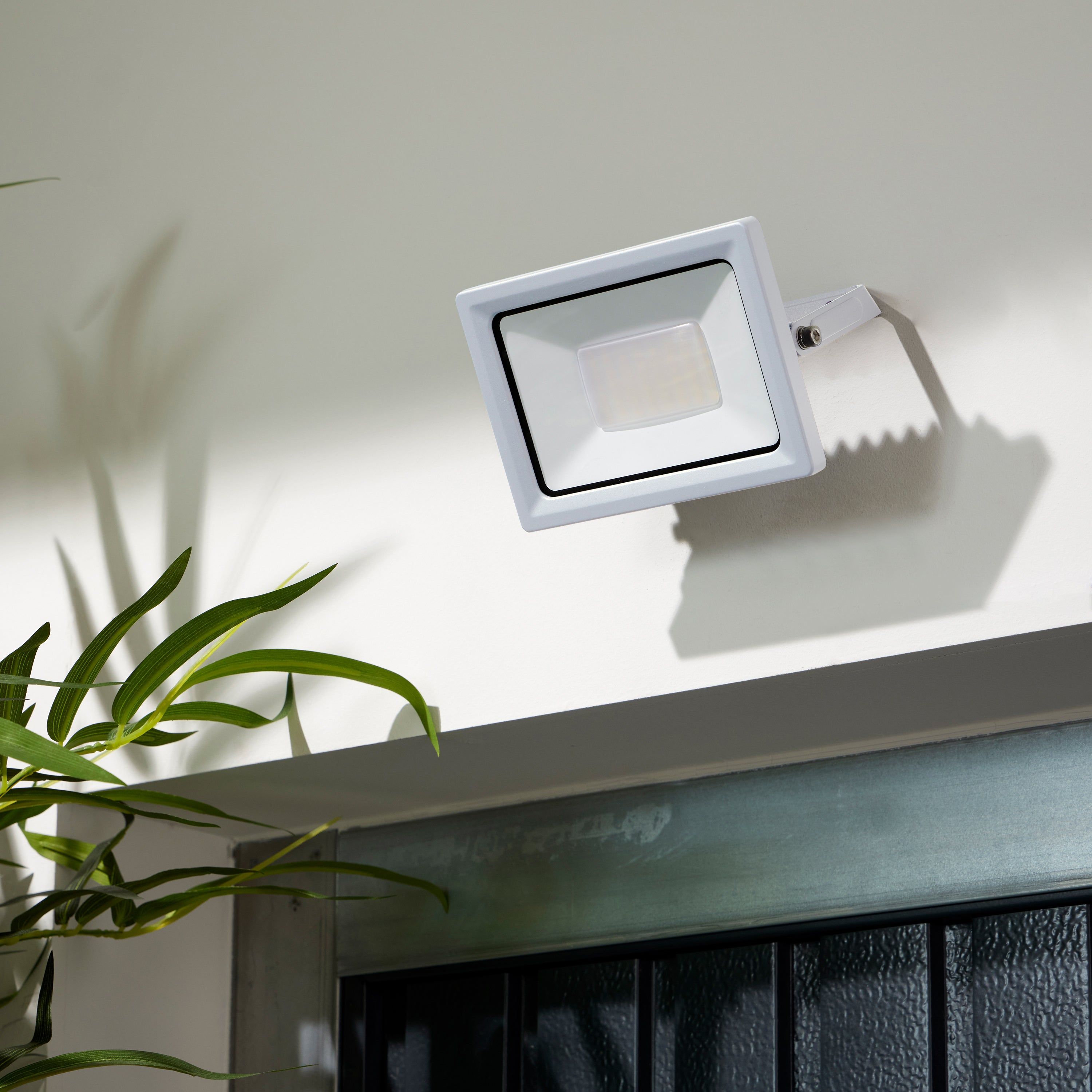 Nąswietlacz zewnętrzny Yonkers biały 4050 lm IP65 LED Inspire