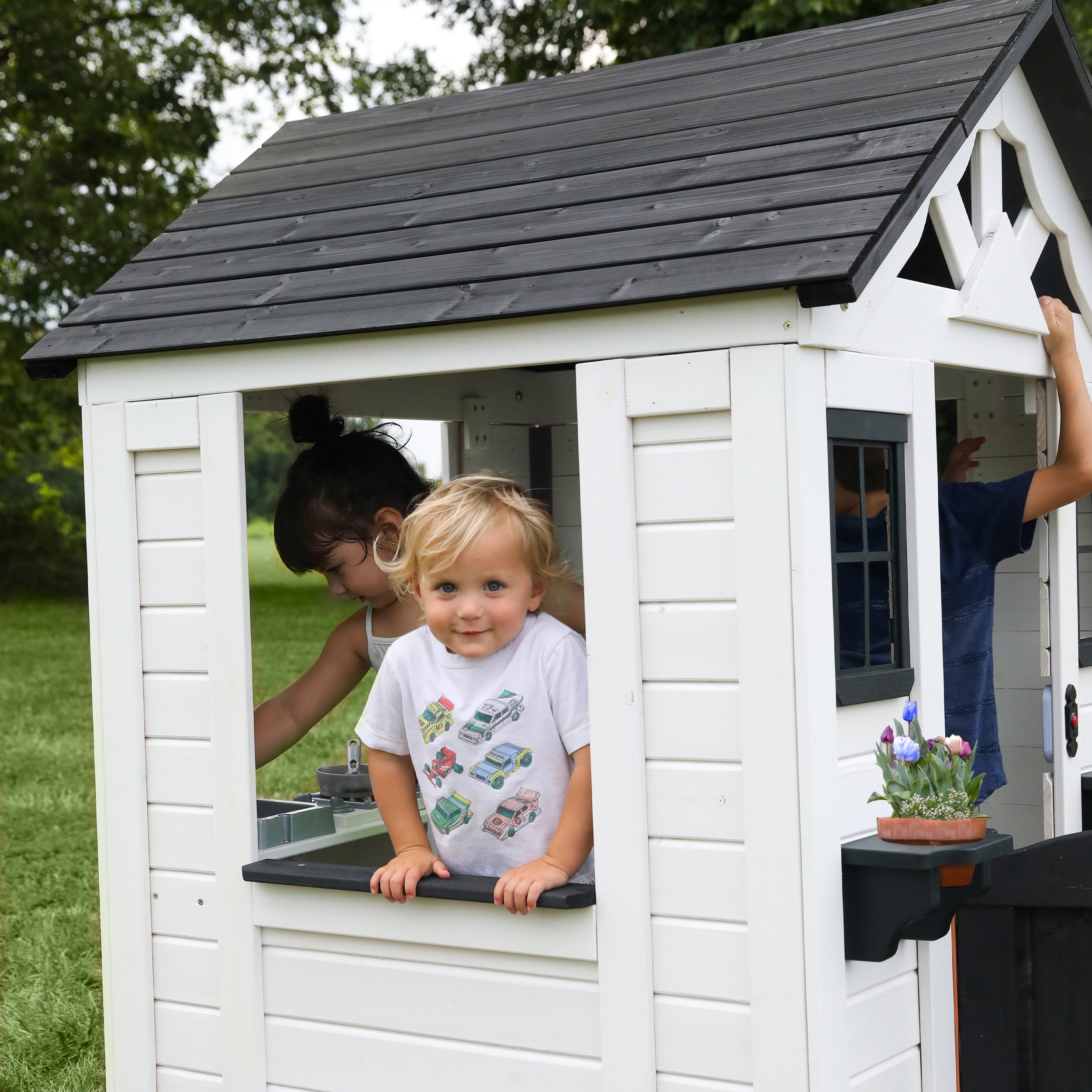 Backyard Discovery Sweetwater, Cabane Extérieur Bois Pour Enfant - Blanche/Noire | Maisonnette De Jeux Pour Jardin | Avec Cuisine, Accessoires Et - 7