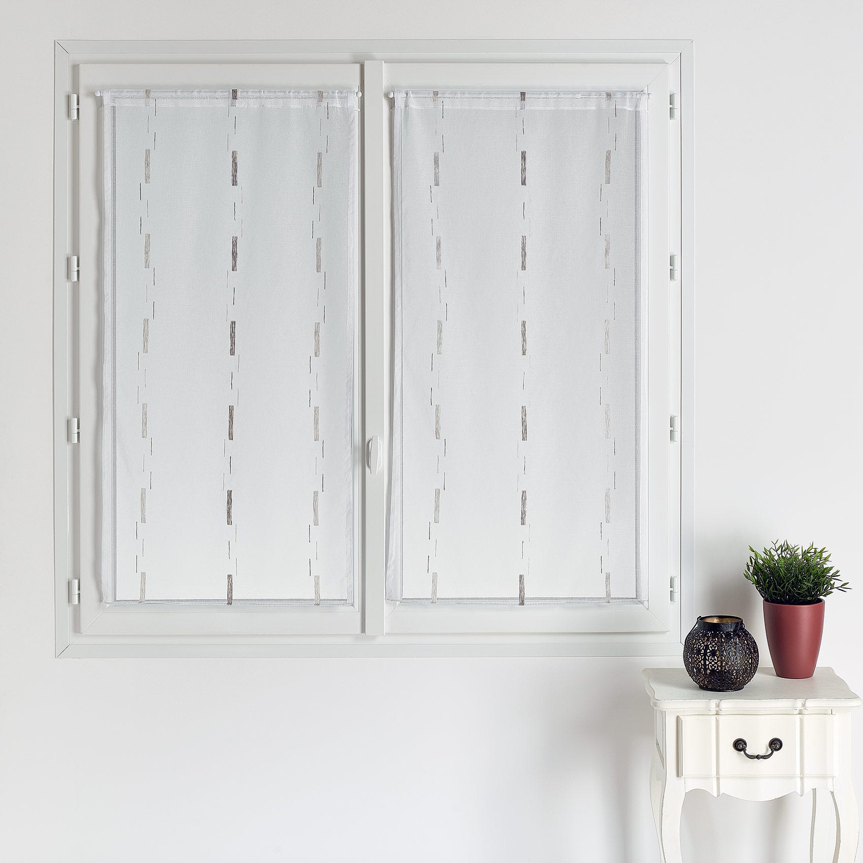 Paire de petits voilages en étamine avec parement vichy Blanc 60x160 cm Paire de petits voilages en étamine avec parement vichy Blanc 60x160 cm