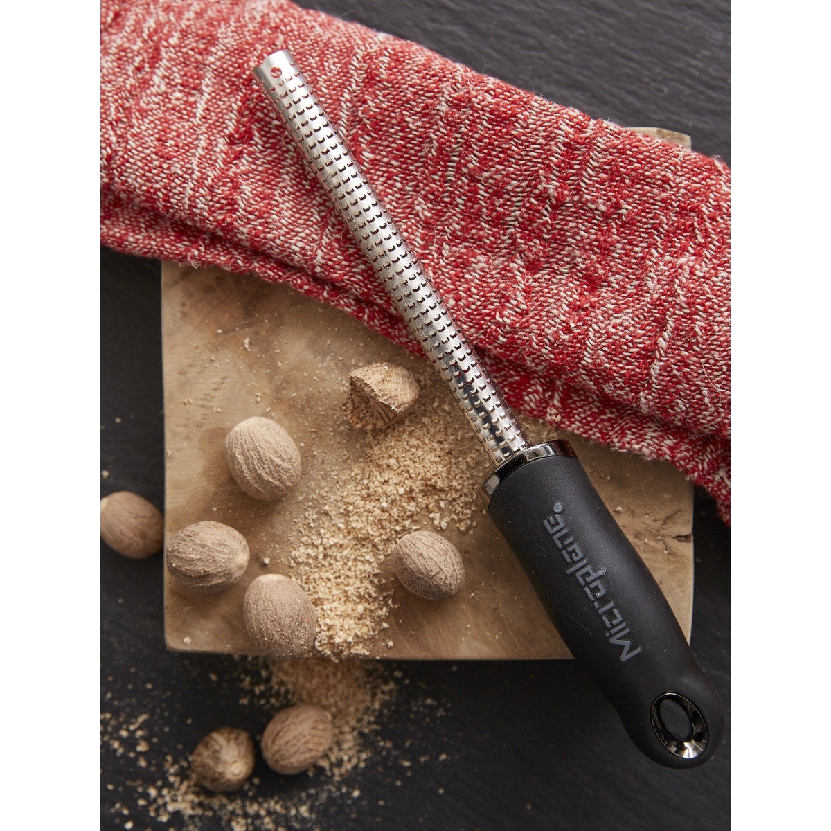 Microplane Grattugia per spezie in Acciaio Inossidabile Nero pregiato della Serie Premium Classic per Noce Moscata, Cannella, Cioccolato, Noci e Chicc - 2