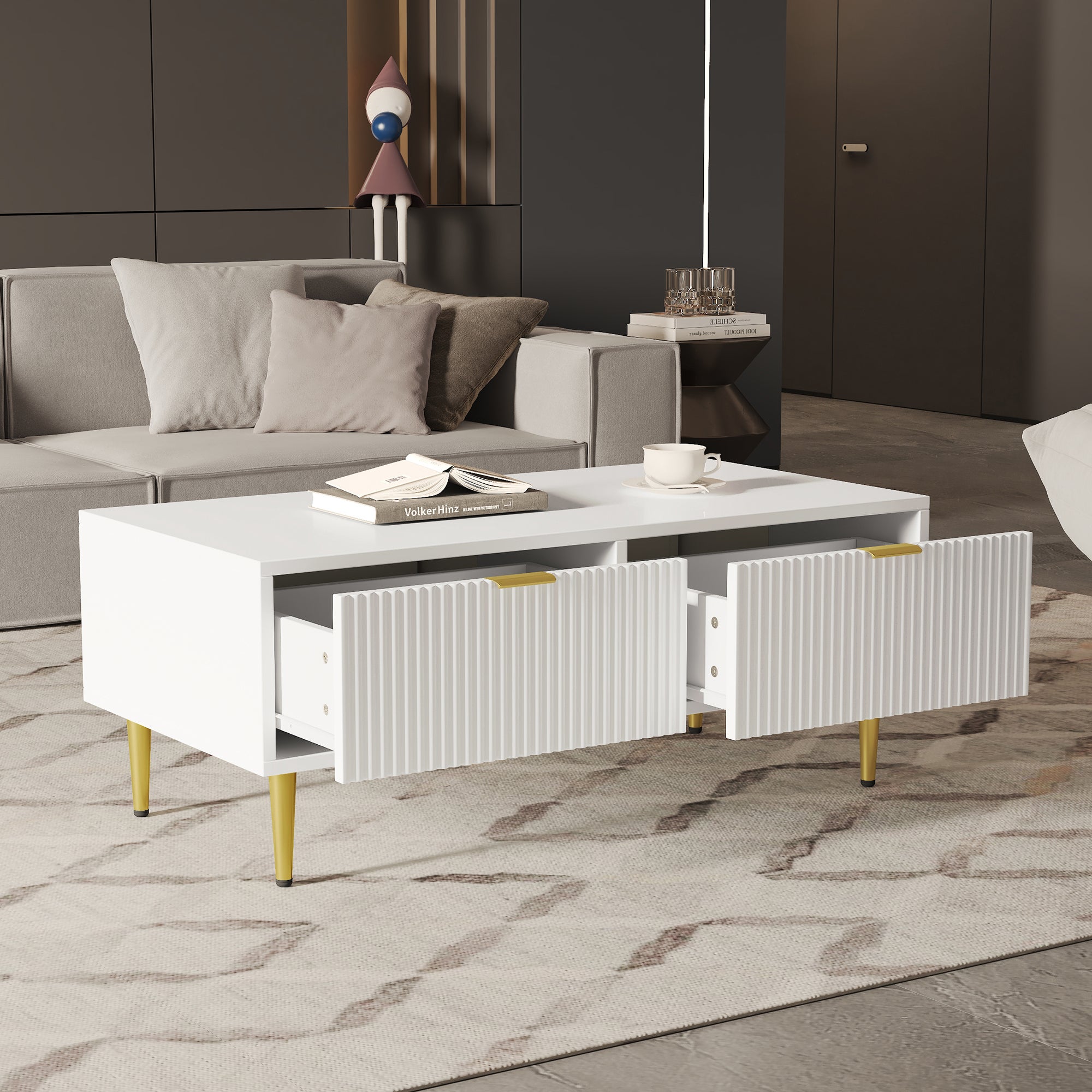 Elegancki biały stolik kawowy ze złotymi zdobieniami, 2 szuflady, wzór w pionowe paski, płyta MDF, 100 x 50 x 40 cm