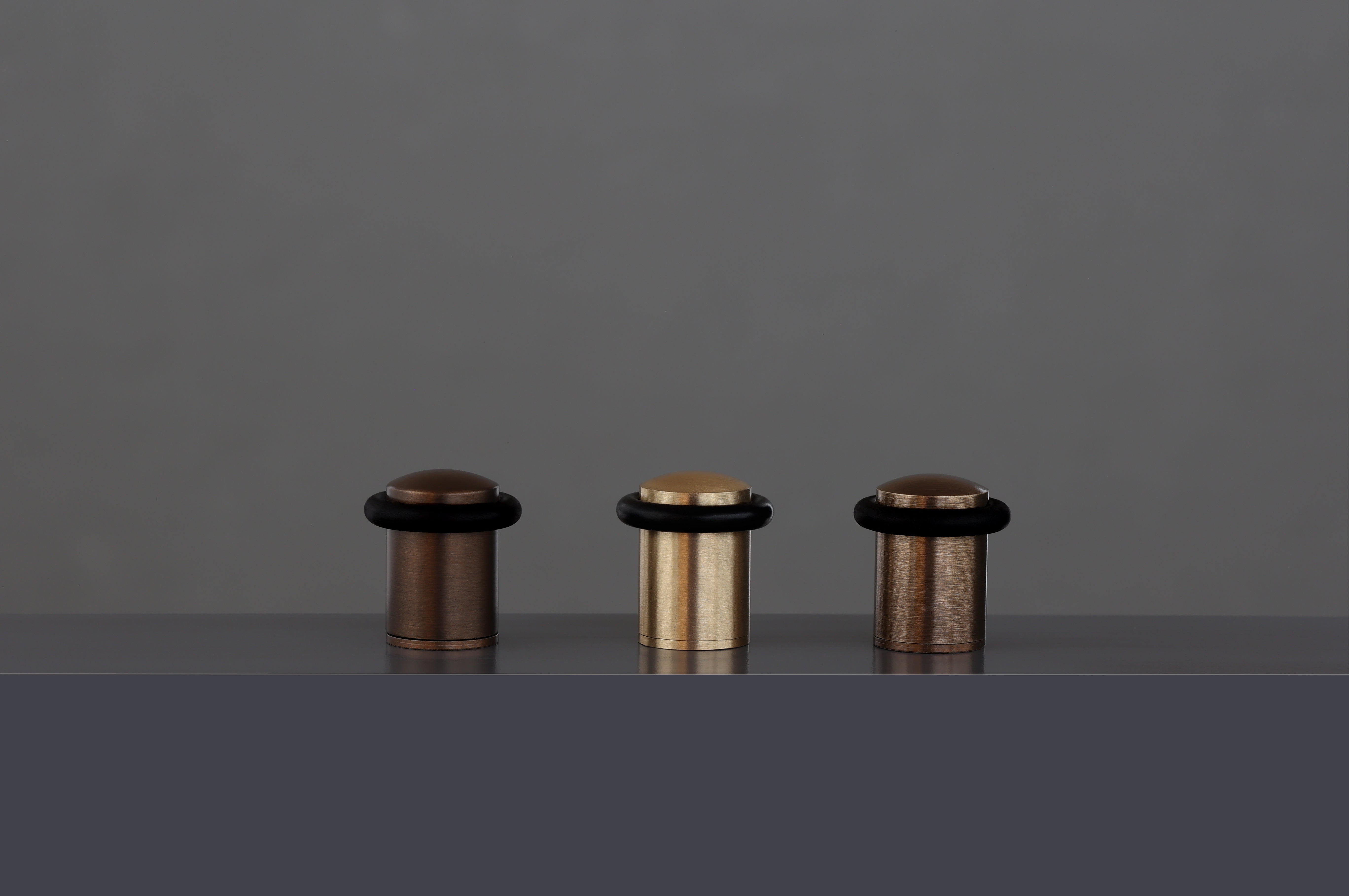 Butée de porte 20 x 30 mm pour sol, laiton avec caoutchouc de protection noir, montage à vis, Herrajes EVI - 6