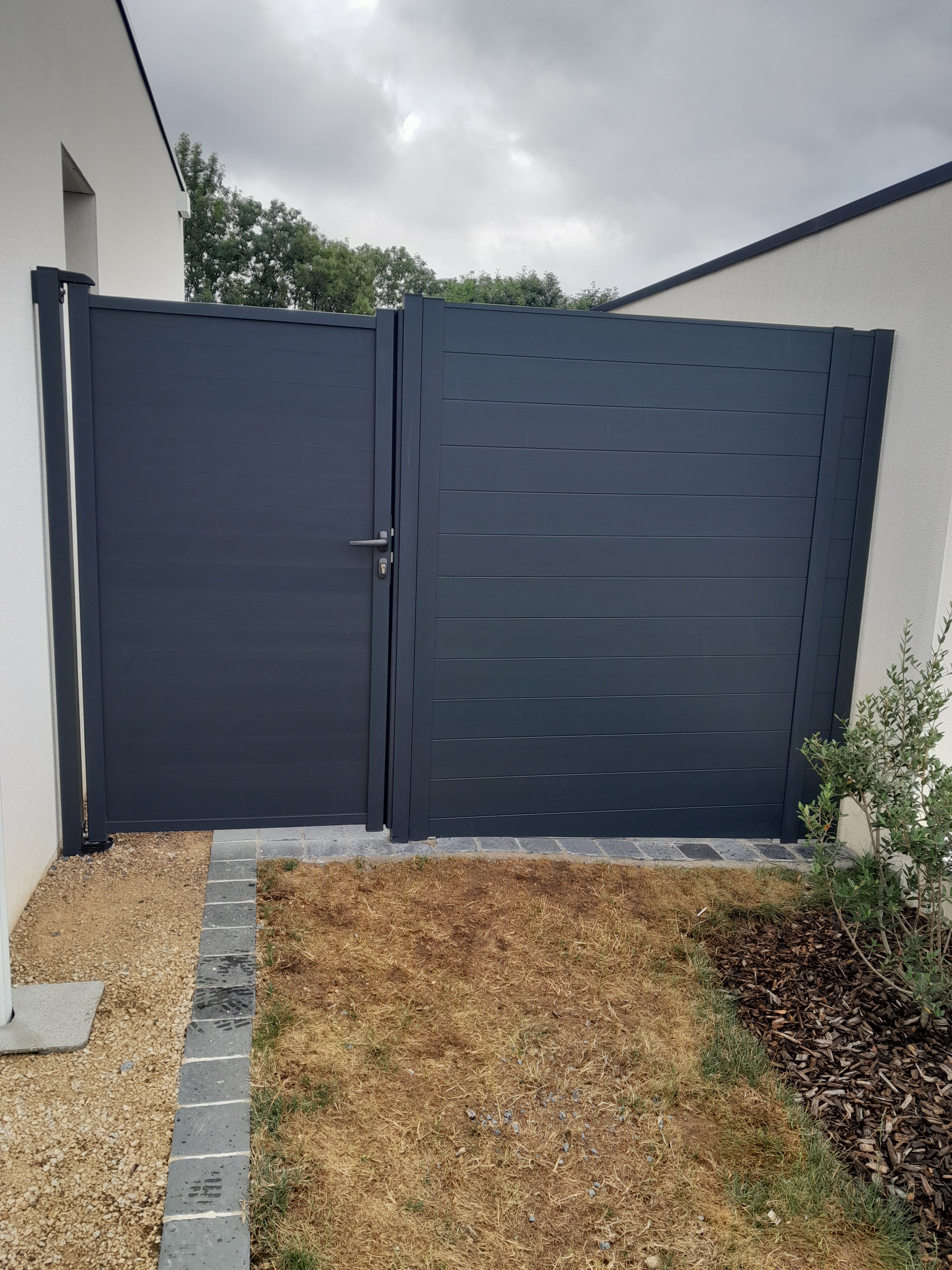 Portillon aluminium plein Haut 160 x Larg 100 cm - Gris 7016 - Vendu avec 2 poteaux - 6