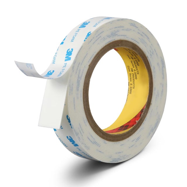 Ruban mousse double face PE 10 mm × 50 m, anti-vibration, résistant. Idéal pour accrocher tableaux et affiches sur murs intérieurs et extérieurs.