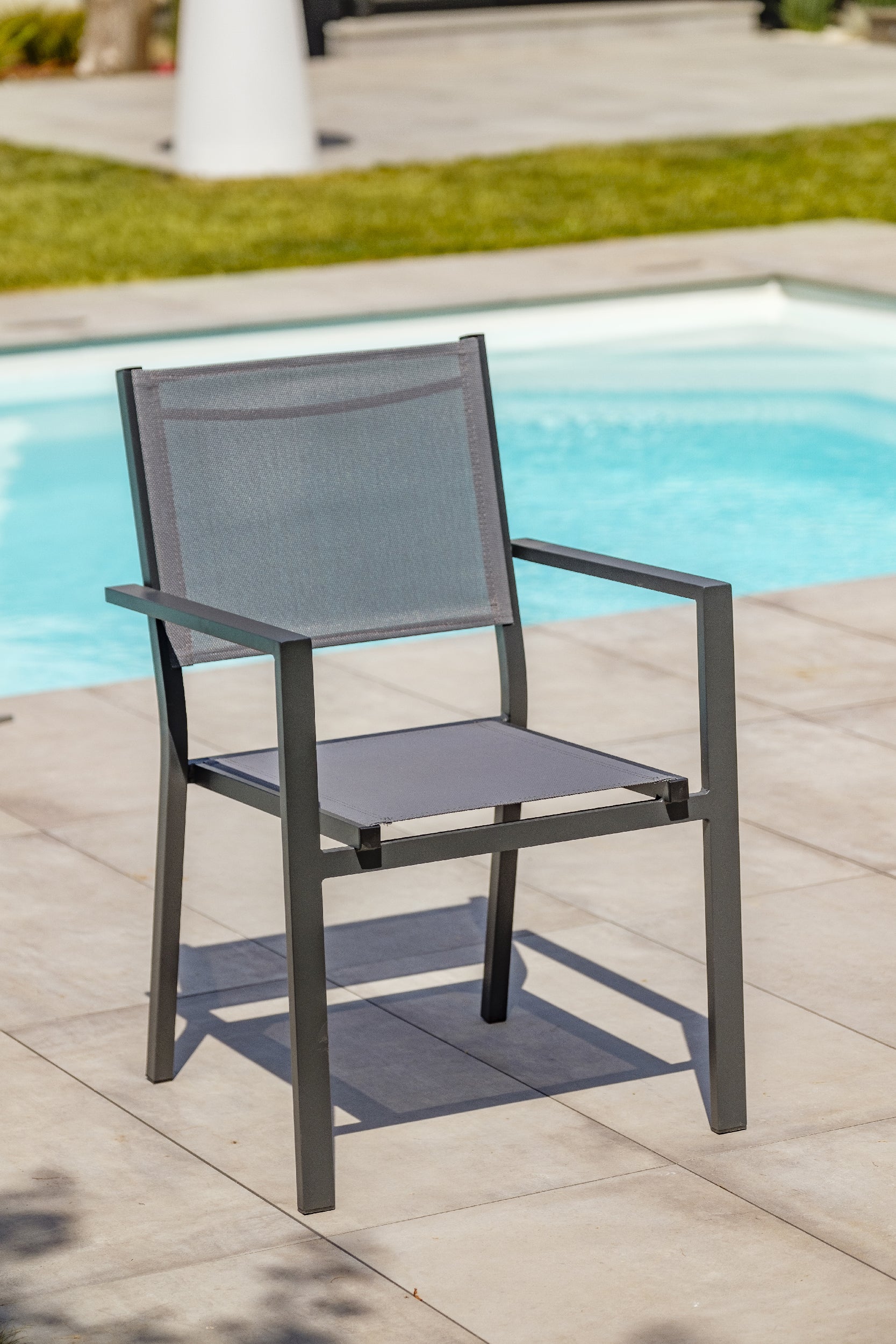 Fauteuil de jardin empilable alu anthracite et toile plastifiée grise TOLEDE - DCB GARDEN - 2