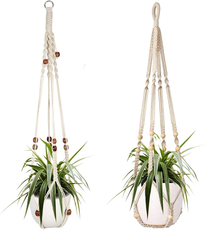 Dwa białe, bawełniane, wiszące kosze na rośliny doniczkowe, każdy o długości 85 cm, ozdobione drewnianymi koralikami. Haczyki nie są dołączone.