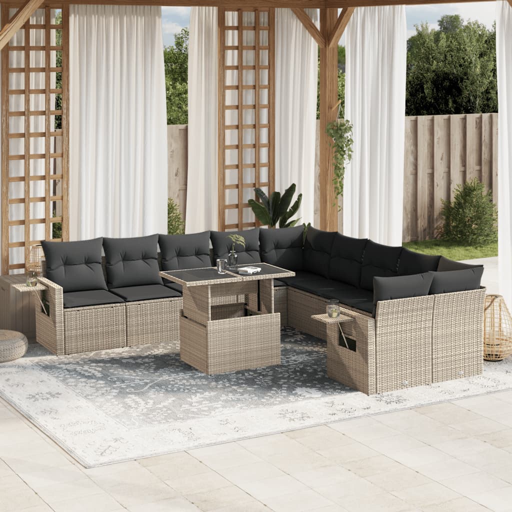 11 muebles de jardín con cojines de resina tejida en gris claro.