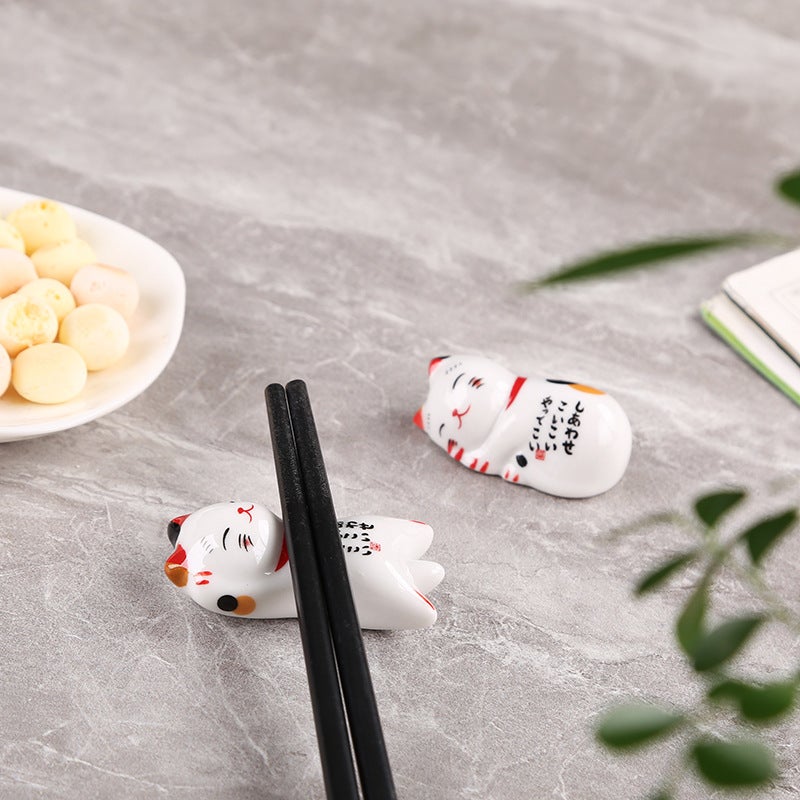 Uroczy ceramiczny stojak na pałeczki w kształcie kota – na łyżkę, nóż, widelec (zestaw 5 elementów Lucky Cat)