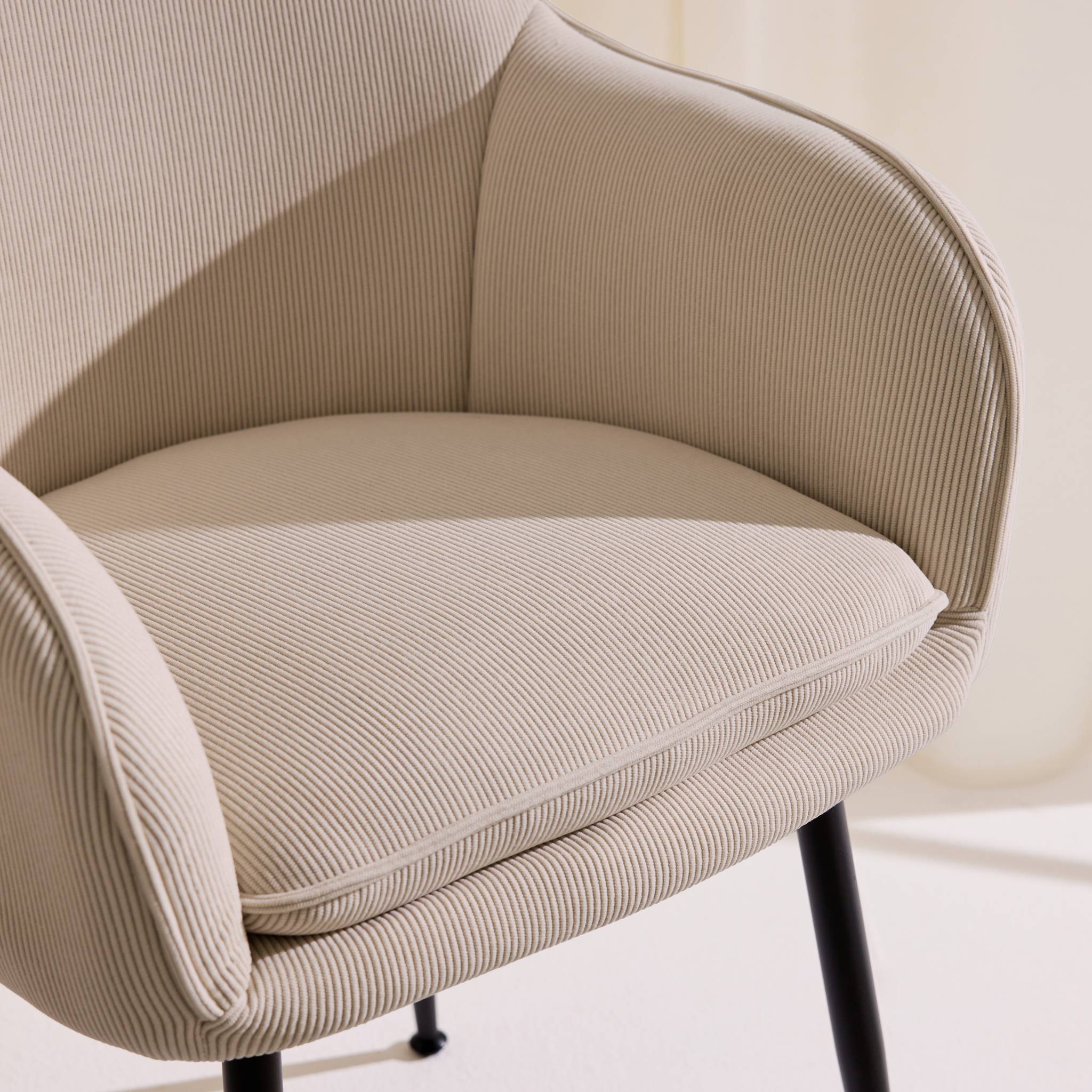 Lot de 4 fauteuils en velours côtelé beige et pieds en métal noir mat. L 57 x P 59 x H 84.5cm SHELLA - 5
