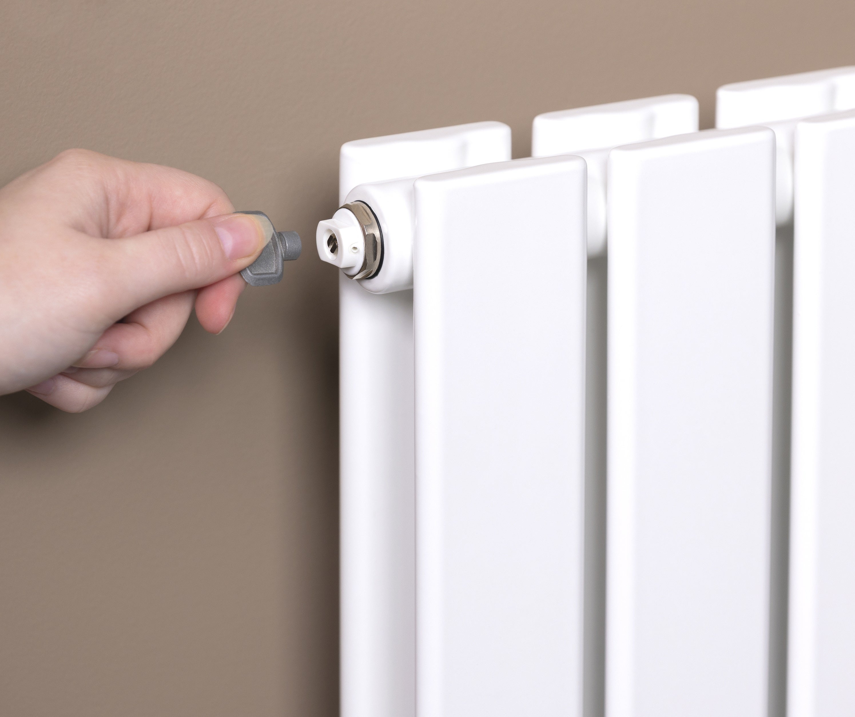 Kit completo con rubinetto di radiatore manuale a squadra 1/2 NT - 4