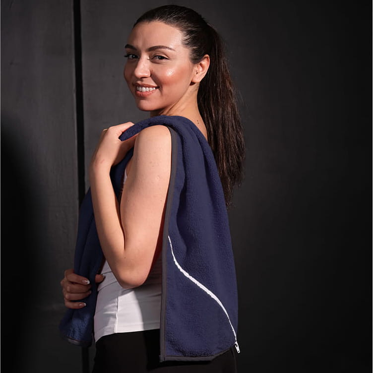 Ręcznik sportowy z kieszonką 30x110 cm granatowy - Darymex