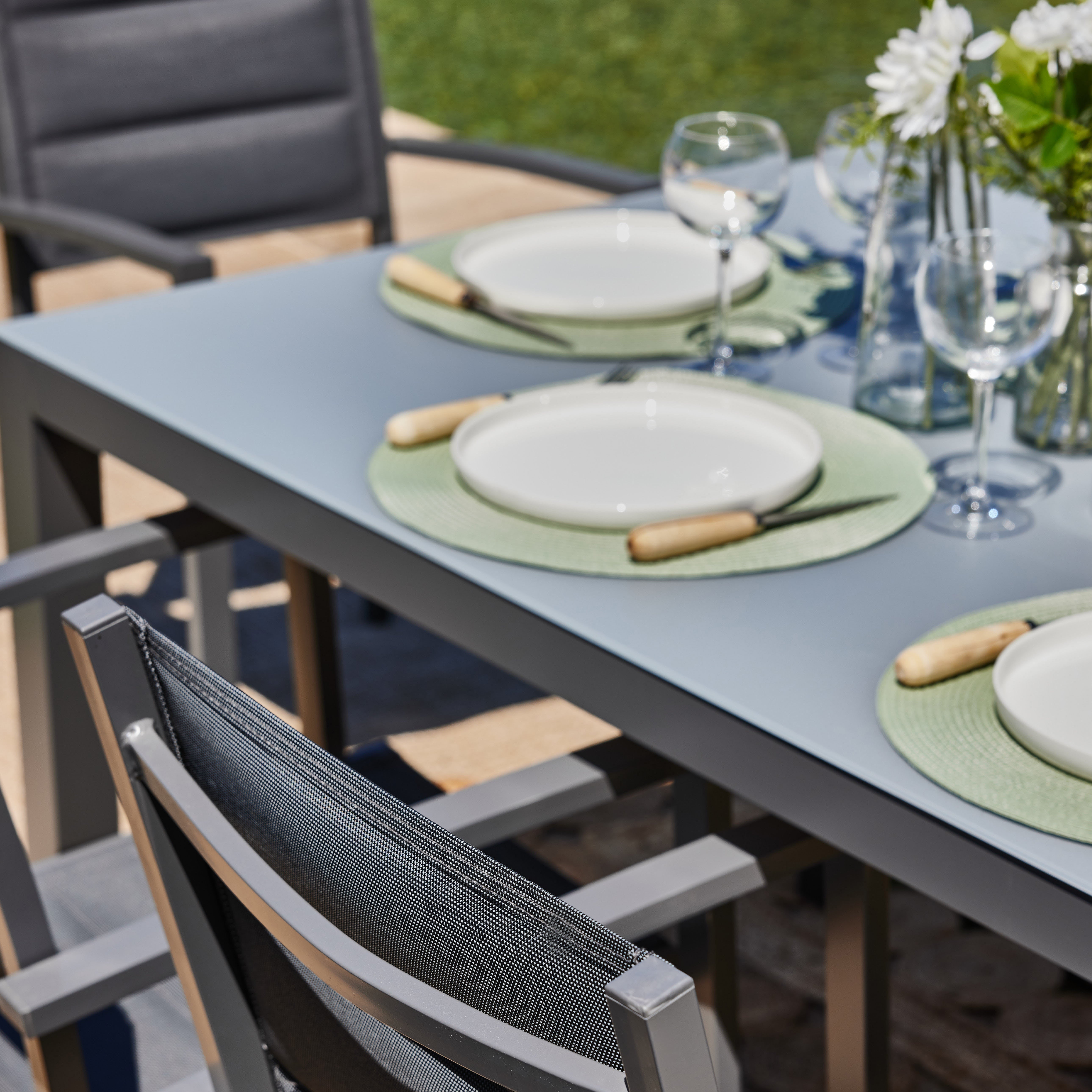 Table 160×90 et 6 chaises de jardin gris - Tokyo - 5
