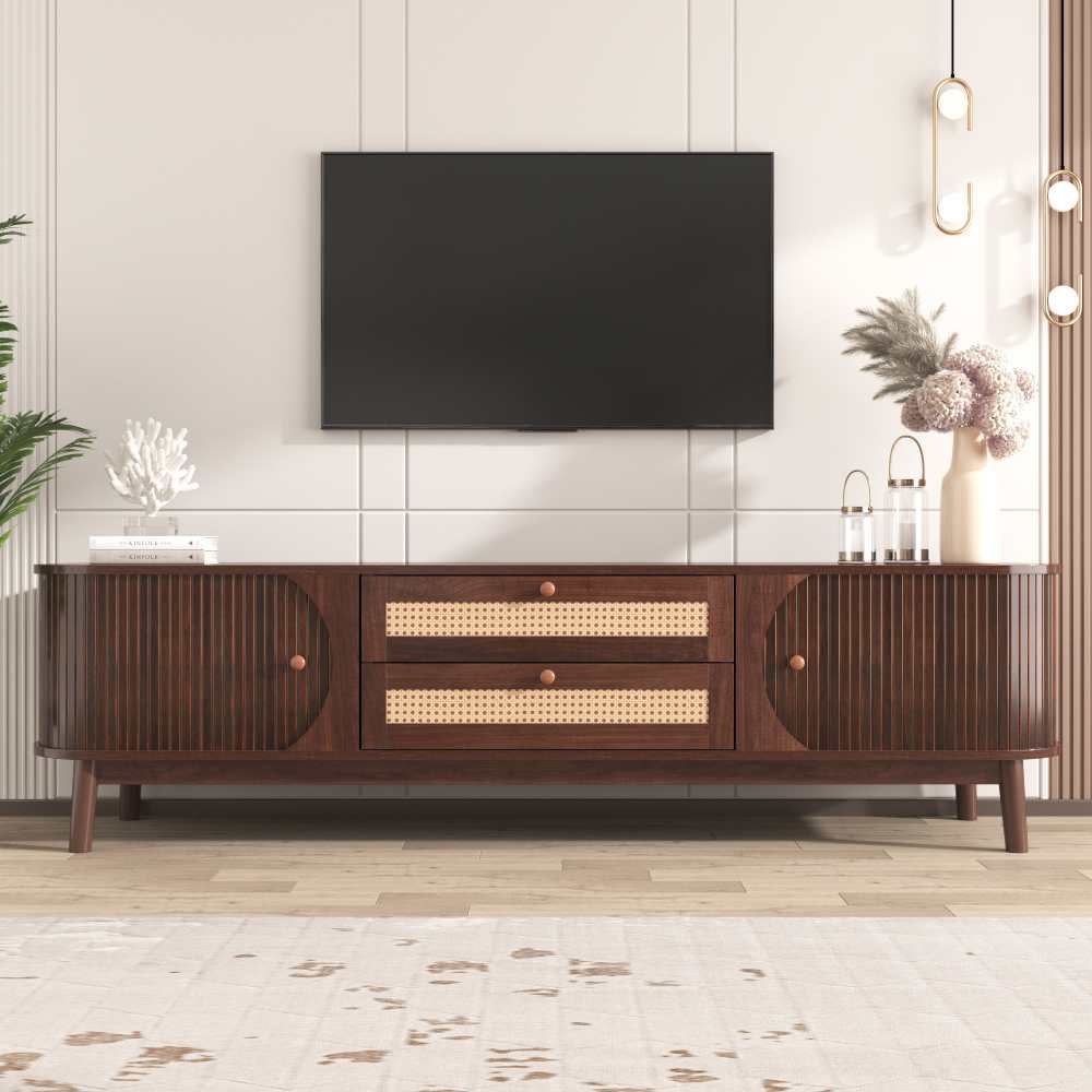 Solidny drewniany stolik RTV z drzwiami i szufladami z rattanu, praktyczny schowek i elegancki, naturalny design do salonu