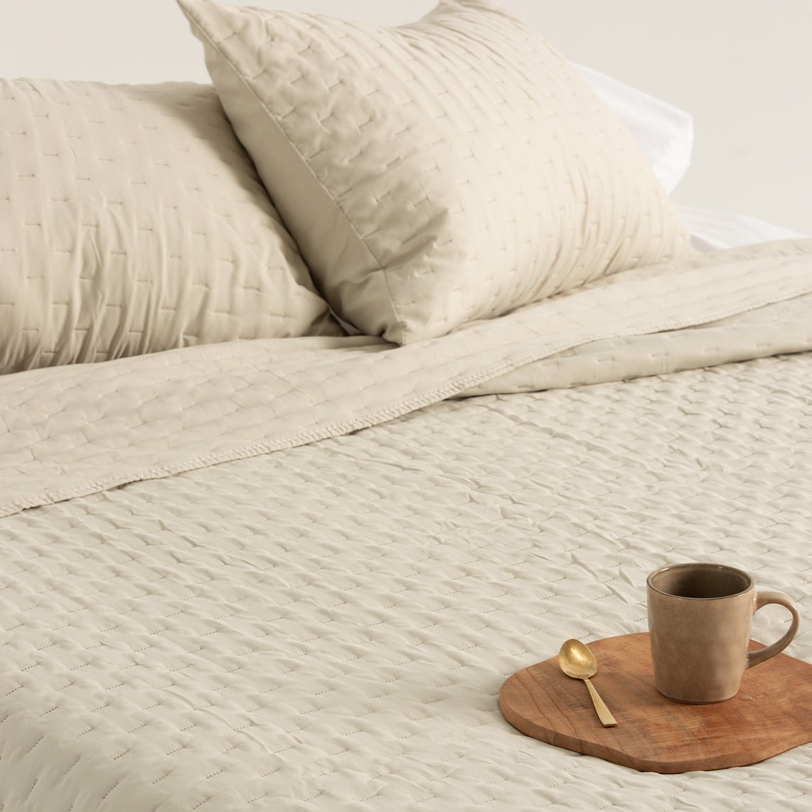 Couvre-lit matelassé uni avec taie d'oreiller 180x270 + 50x70 cm beige - 5