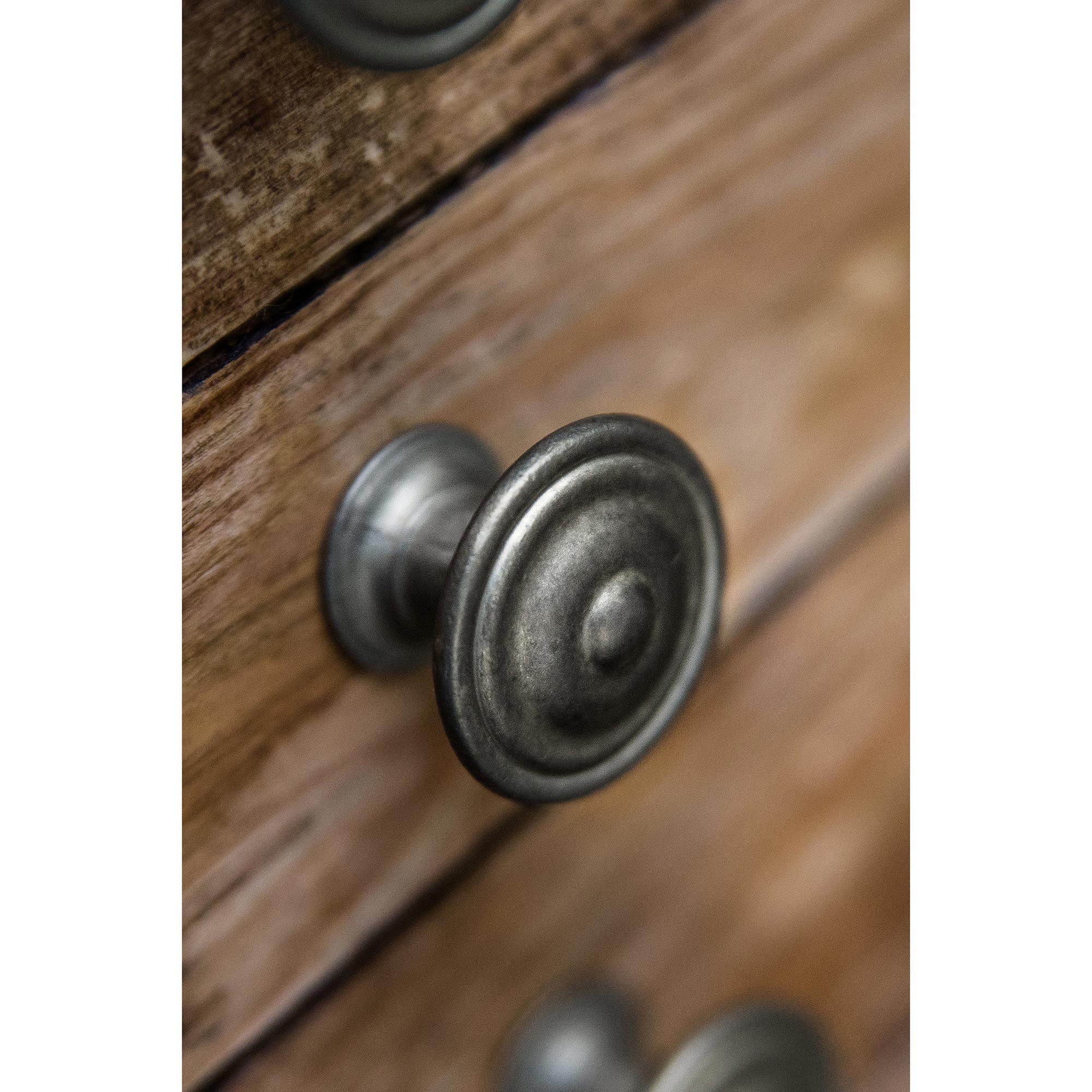 Puxador para móvel | Estilo Clássico | Fabricado em Zamac | Acabamento prateado antigo | Medidas 35*35*26mm | Sistema de fixação | Inclui parafusos - 4