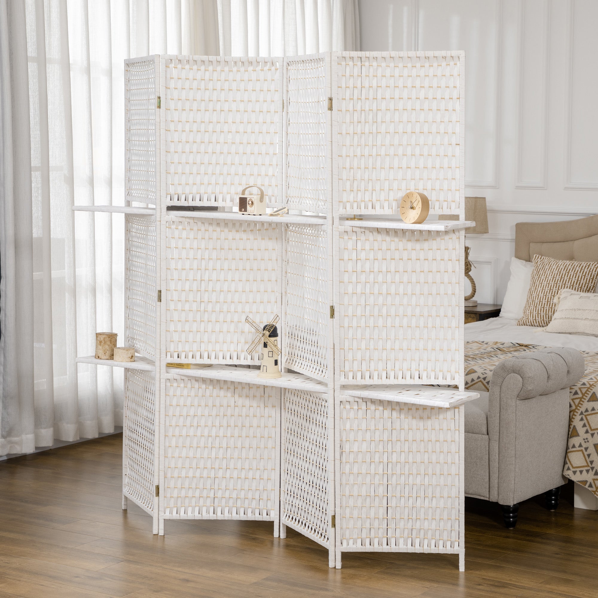 Biombo blanco HOMCOM de cuatro paneles y dos estantes en un dormitorio