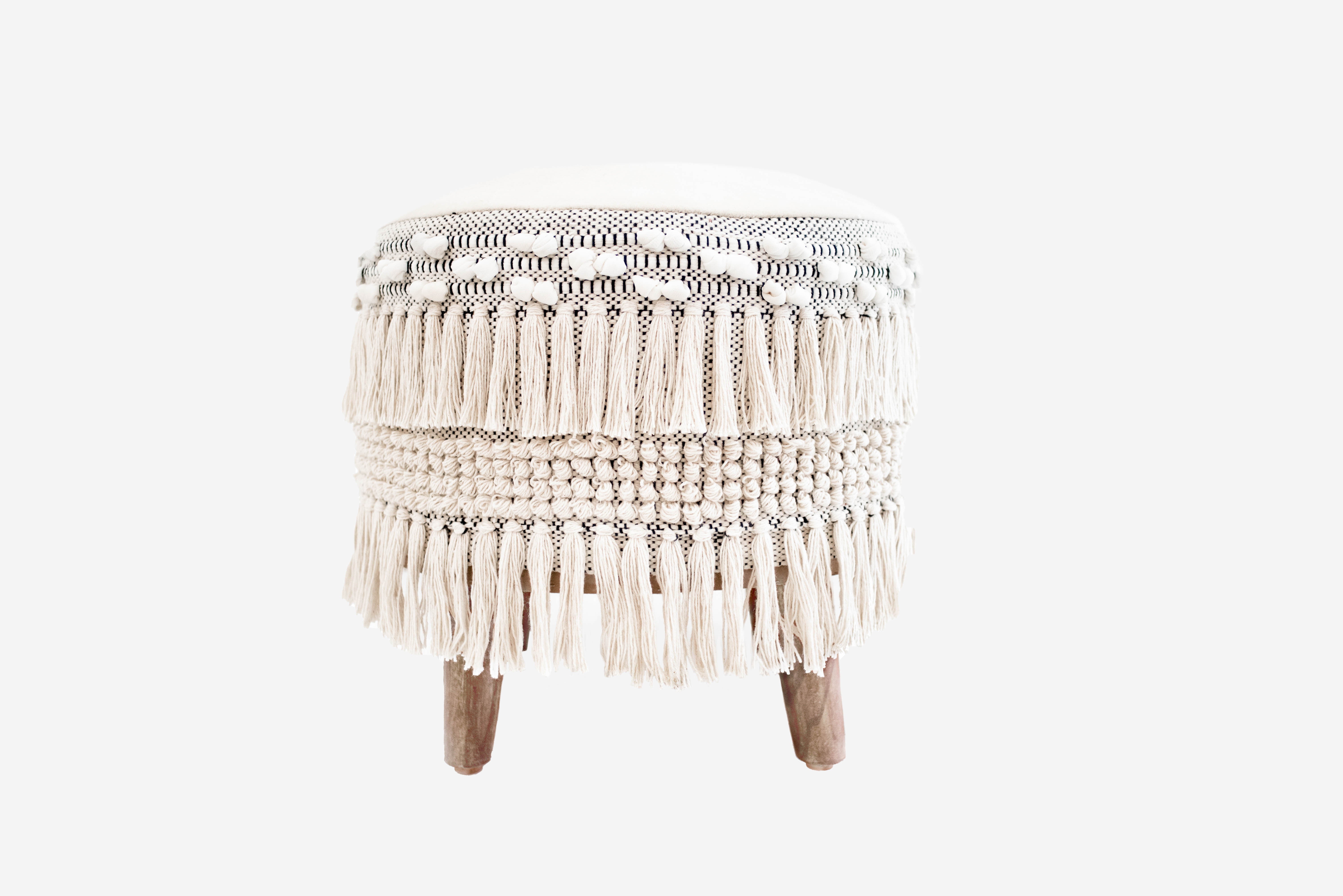 Puf kremowy LUXURY Ø45x42 cm z drewnianymi nogami – styl boho, ręcznie wykonany z frędzlami z bawełny