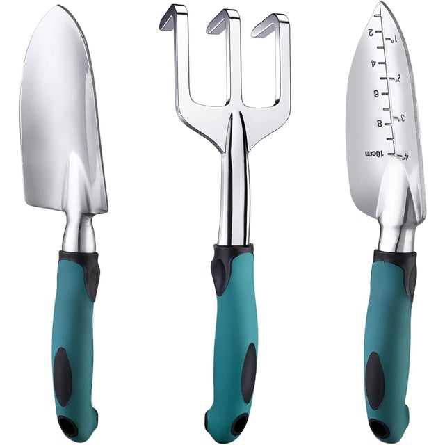 Ensemble d'outils de jardinage robustes en trois pièces, comprenant une pelle de jardin, une pelle à transplanter et un râteau à main.