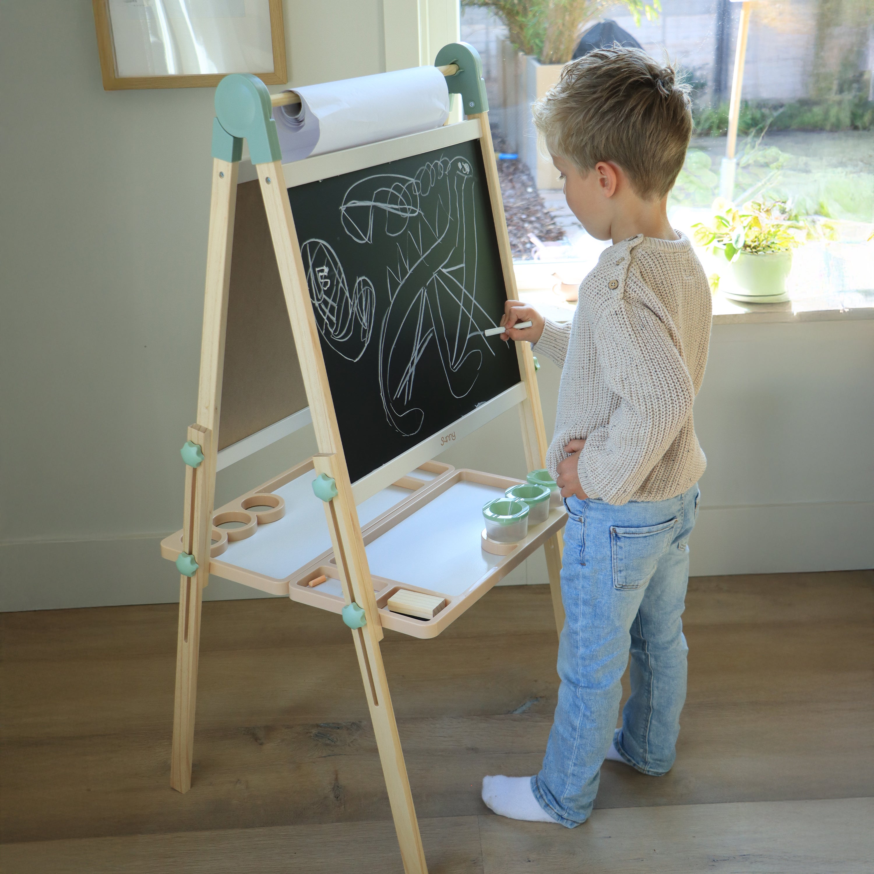 Sunny Luna Chevalet pour enfants en bois, beige | Double face : tableau blanc/noir | Tableau magnétique, rouleau de papier, gobelet, aimants, craies, - 4