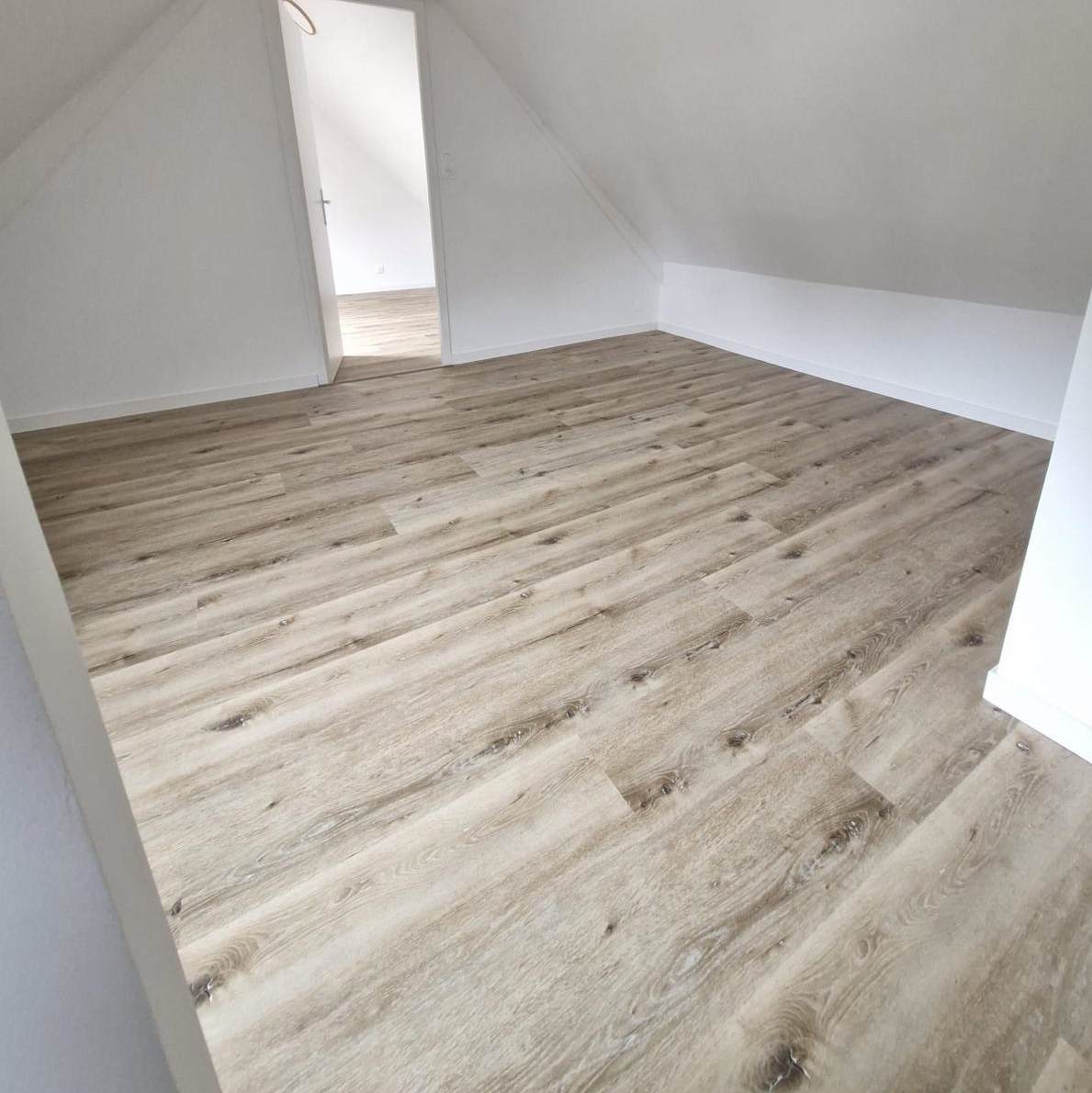 Sol PVC - Lames PVC clipsable avec sous couche intégrée- GARANTIE 20 ans- Epaisseur 5,5 mm - Imitation chêne clair - Dimensions L 122 cm x l 23 cm - 10