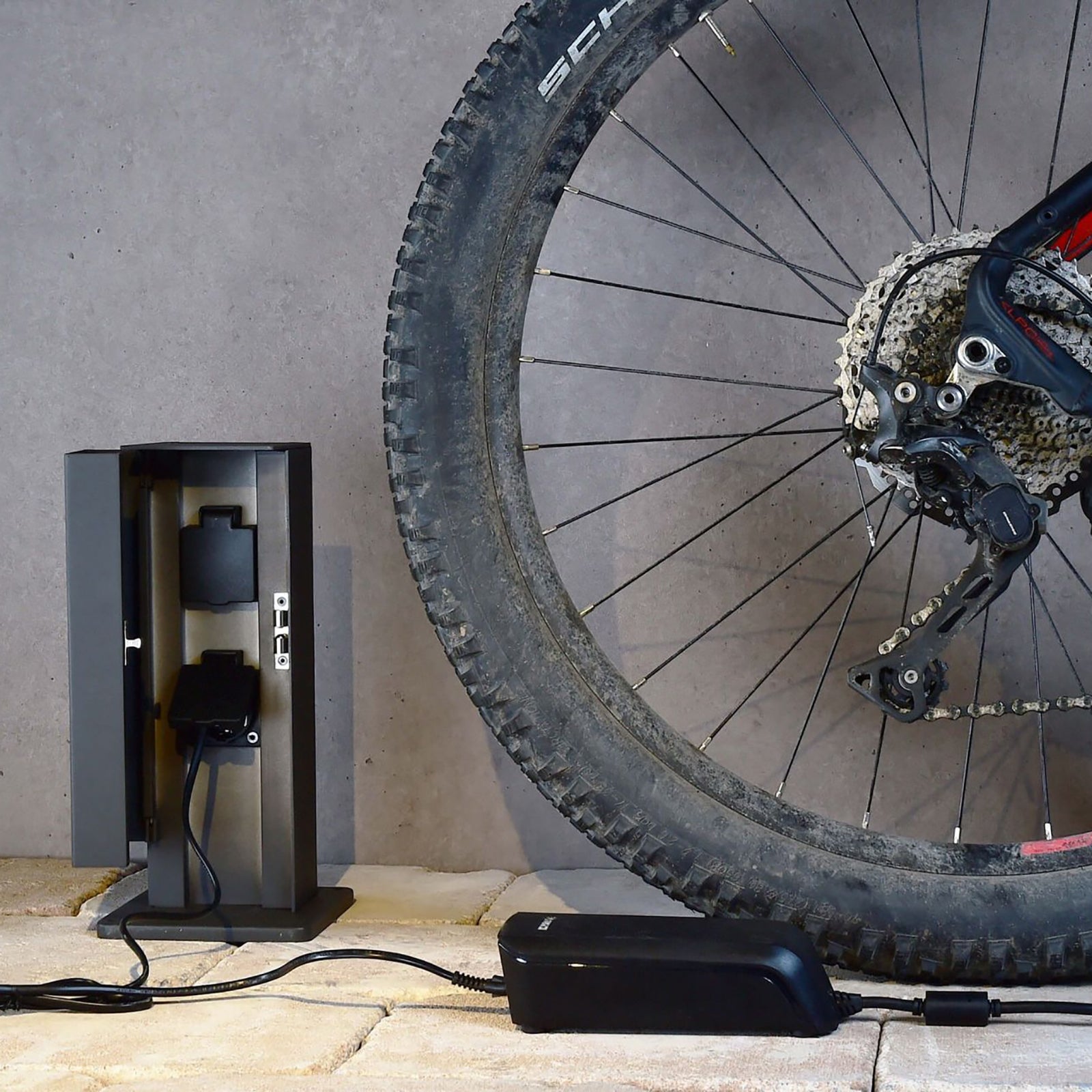 Colonnina elettrica da esterno multipresa verticale esterno