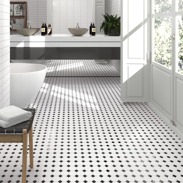 1,74m2. Mosaico in gres porcellanato Oxford Black. Rete di 29,5x29,5cm. 20 reti per scatola. 169€/scatola-1.74m2