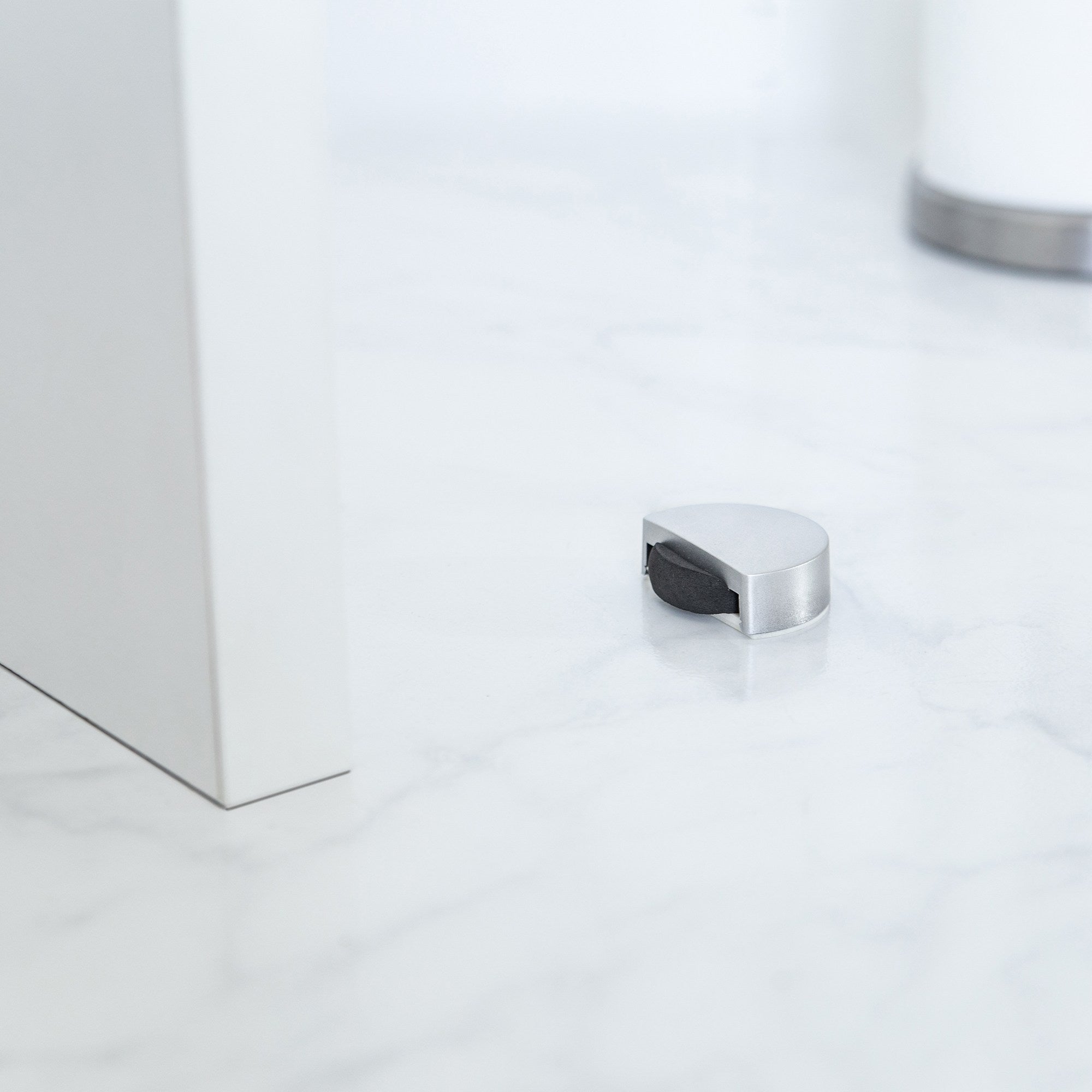 Bloc porte | Style fonctionnel | Protège les murs et les portes contre les impacts | Fabriqué en plastique | Fini chromé mat | Mesures 47*44*16mm | - 3