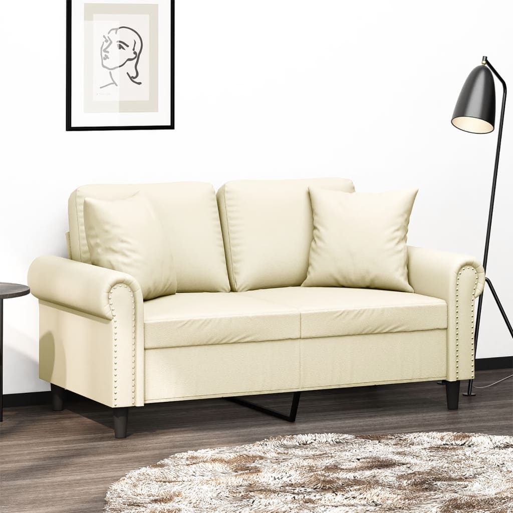 Sofá de 2 plazas con cojines color crema de 120 cm en piel sintética.