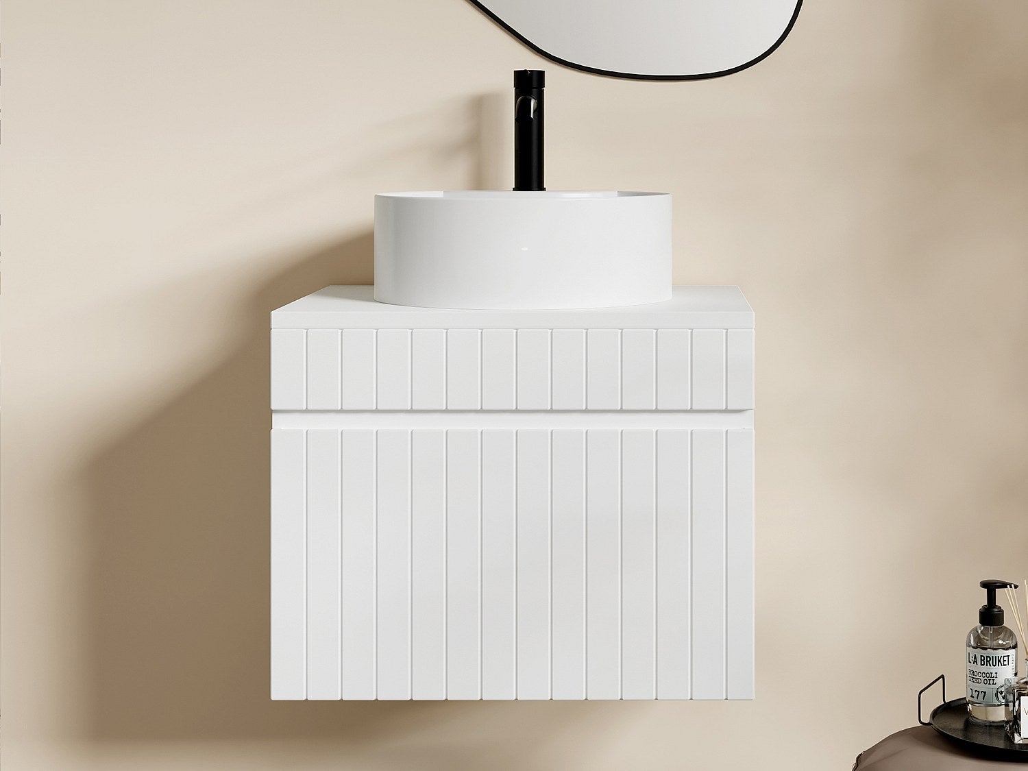 Szafka łazienkowa wisząca ryflowana biała z okrągłą umywalką nablatową - 60 cm - SATARA