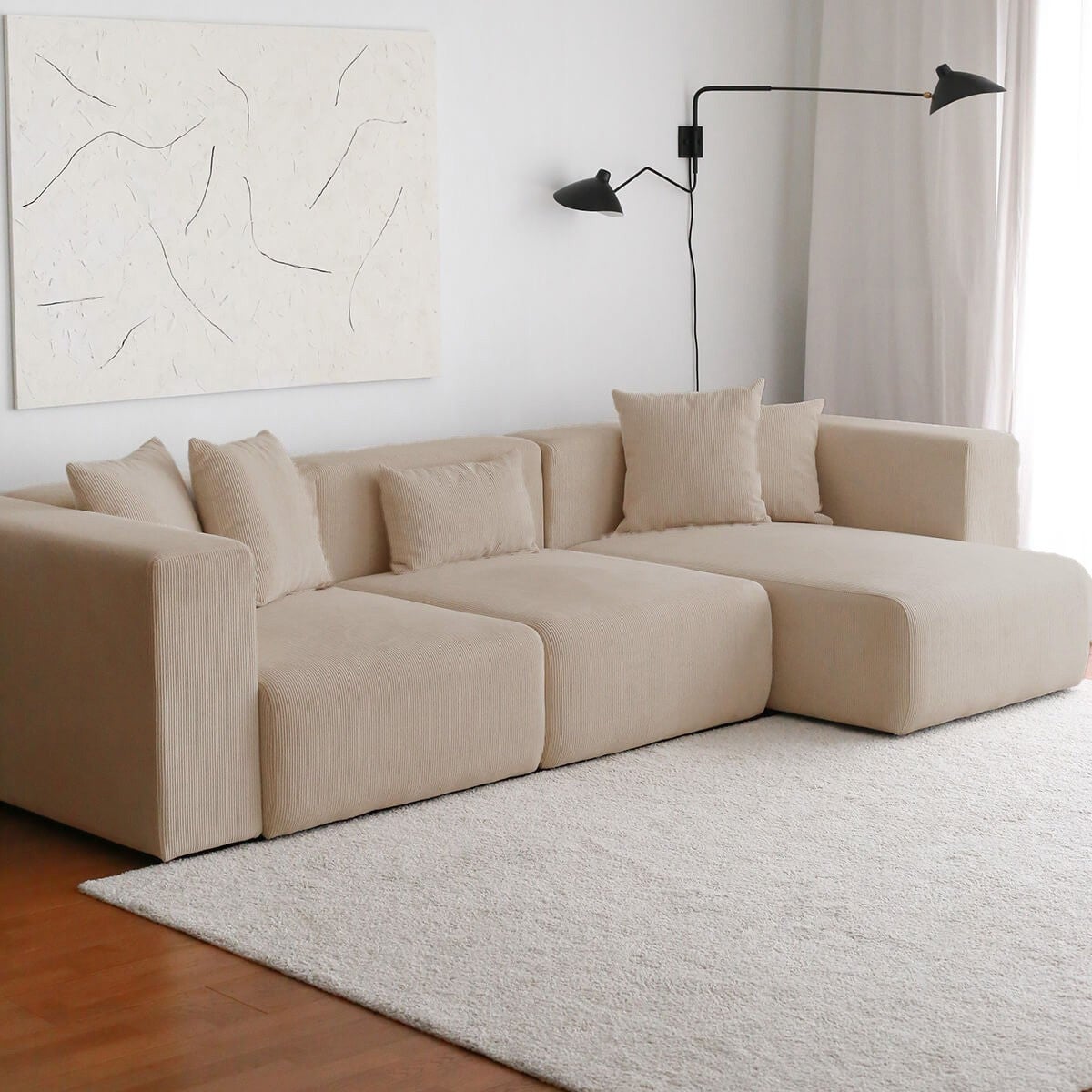 Elegante divano angolare in velluto beige, 110 x 68 x 305 cm