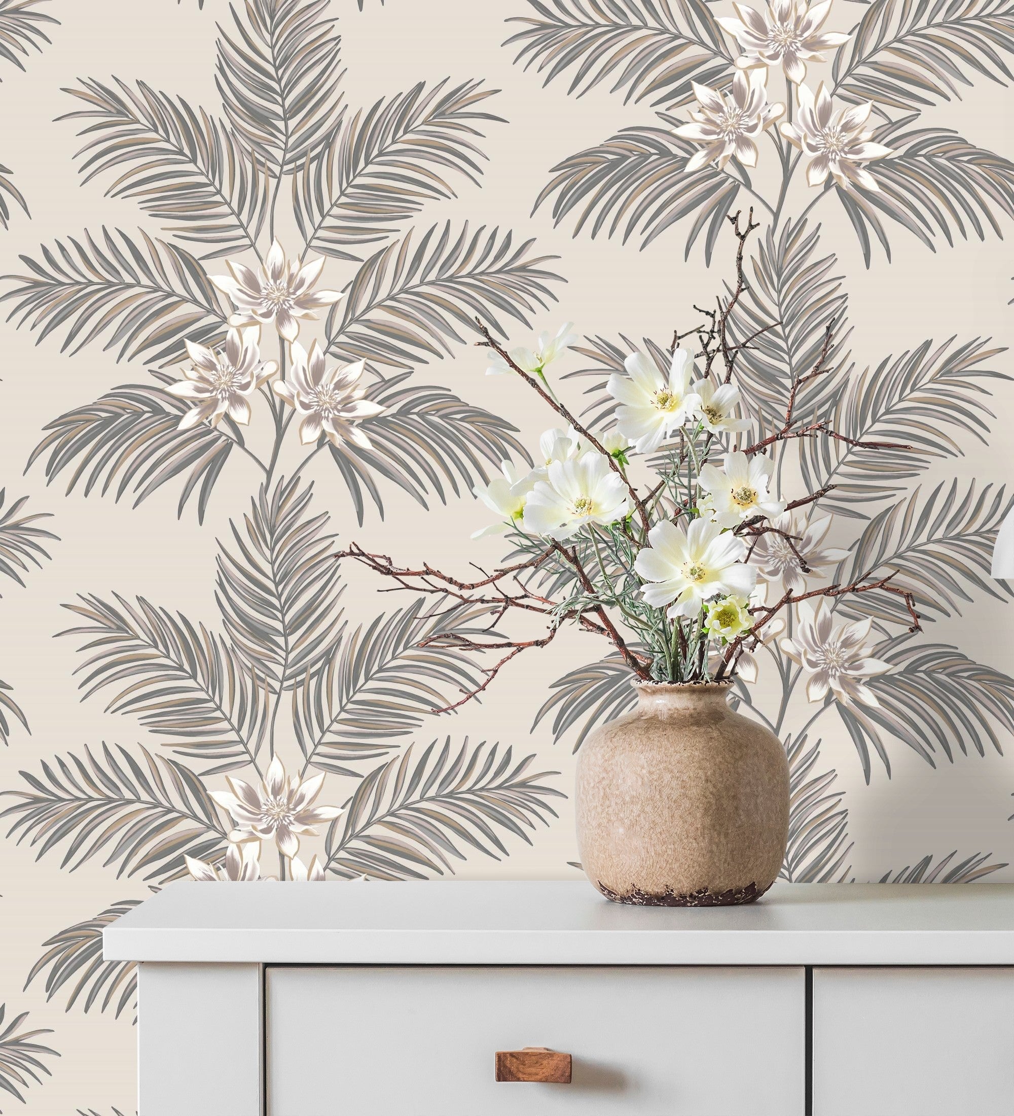 Papel pintado de hojas de palmera con flores estilo tropical color gris y beige - malibu palms 682362 de gaulan - rollo de 10 m x 0,53 m