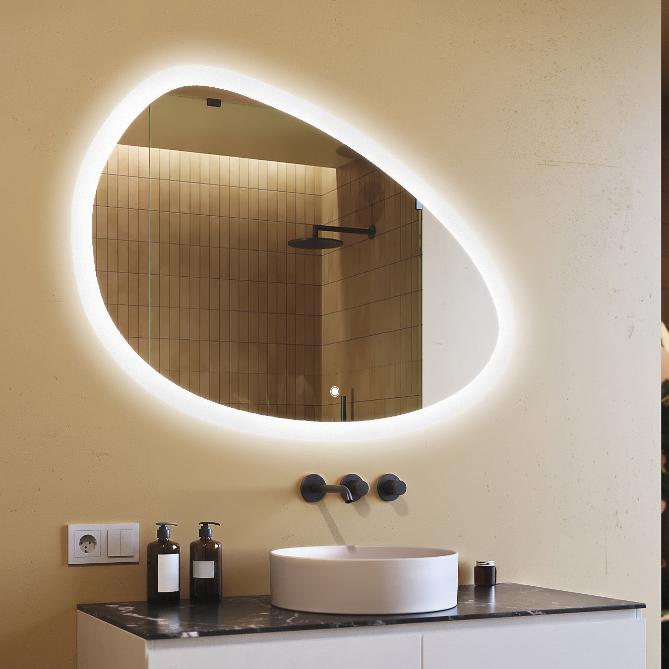 Miroir moderne de forme irrégulière organique Nuva avec cadre en laiton