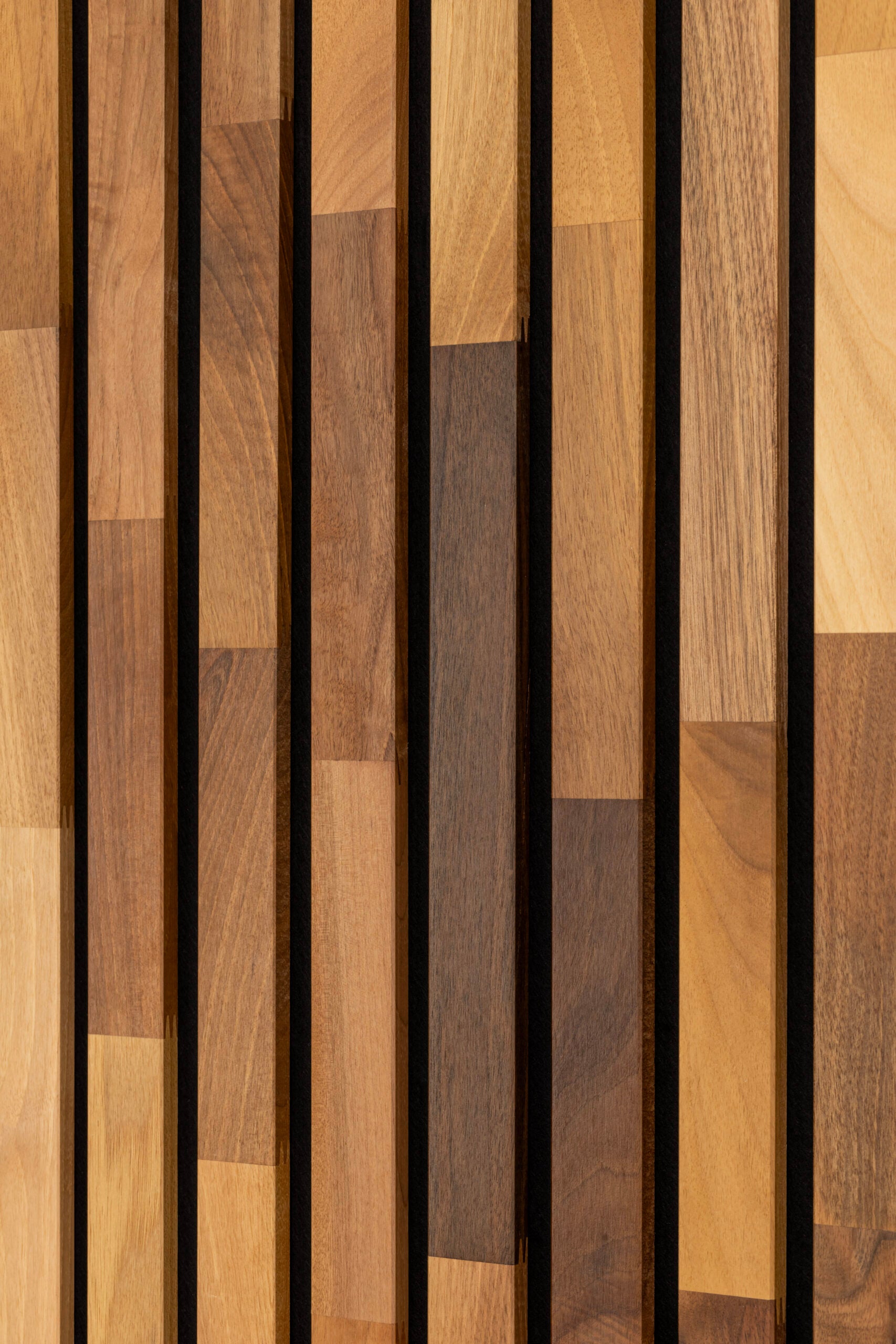 Panneau Tasseau Acoustique en Bois - Noyer Massif - 2400x600mm - Lattes 40mm, Support en Feutre Noir - 7