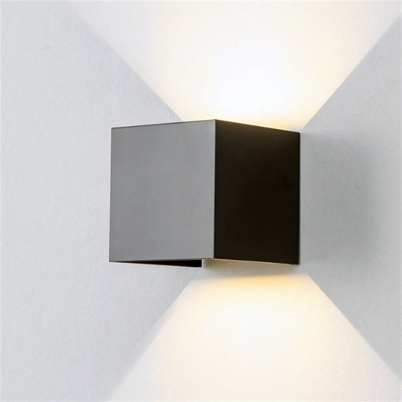 Czarna lampa ścienna zewnętrzna LED 10 W, czujnik ruchu, wodoodporna, regulowane ciepłe światło, nowoczesny design