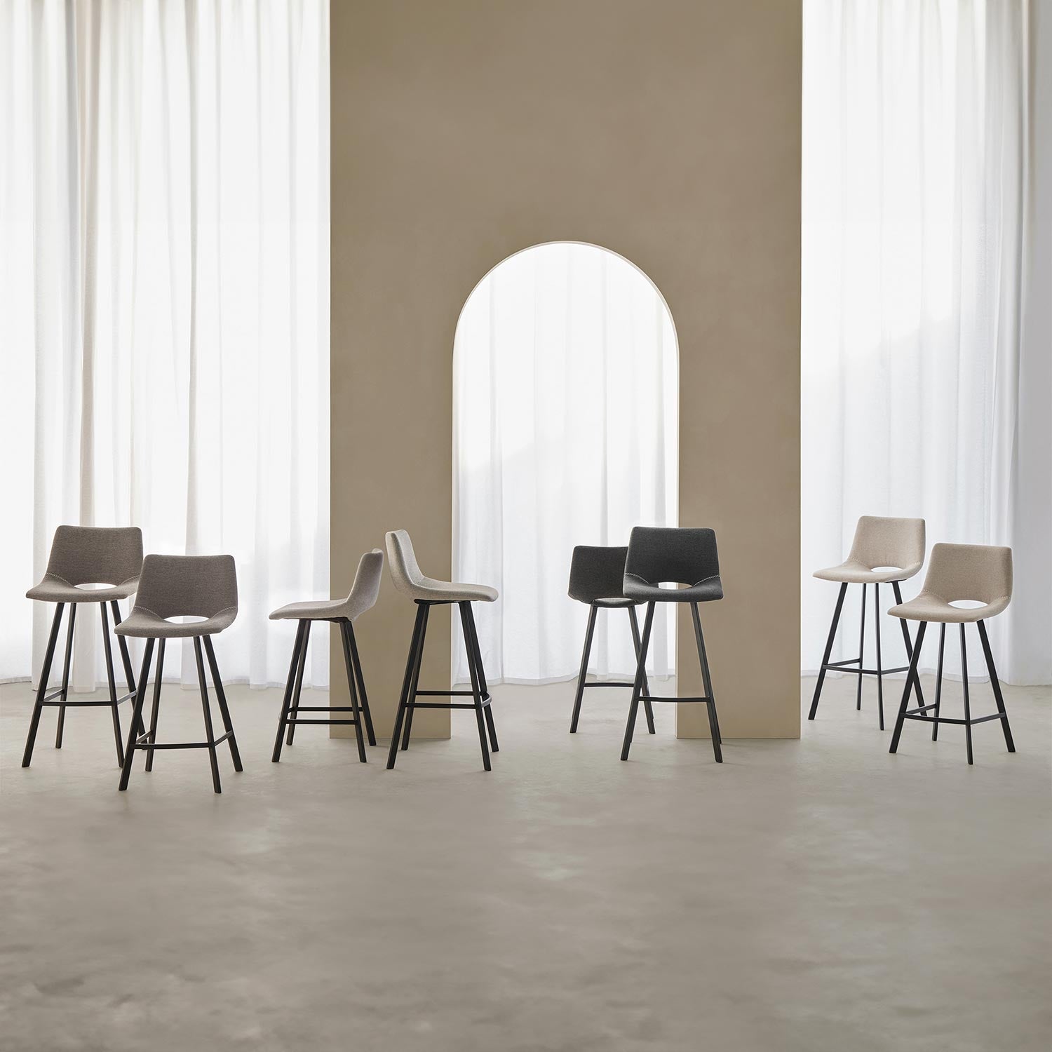 Taburete alto Bandar tapizado beige y patas negras. - 8