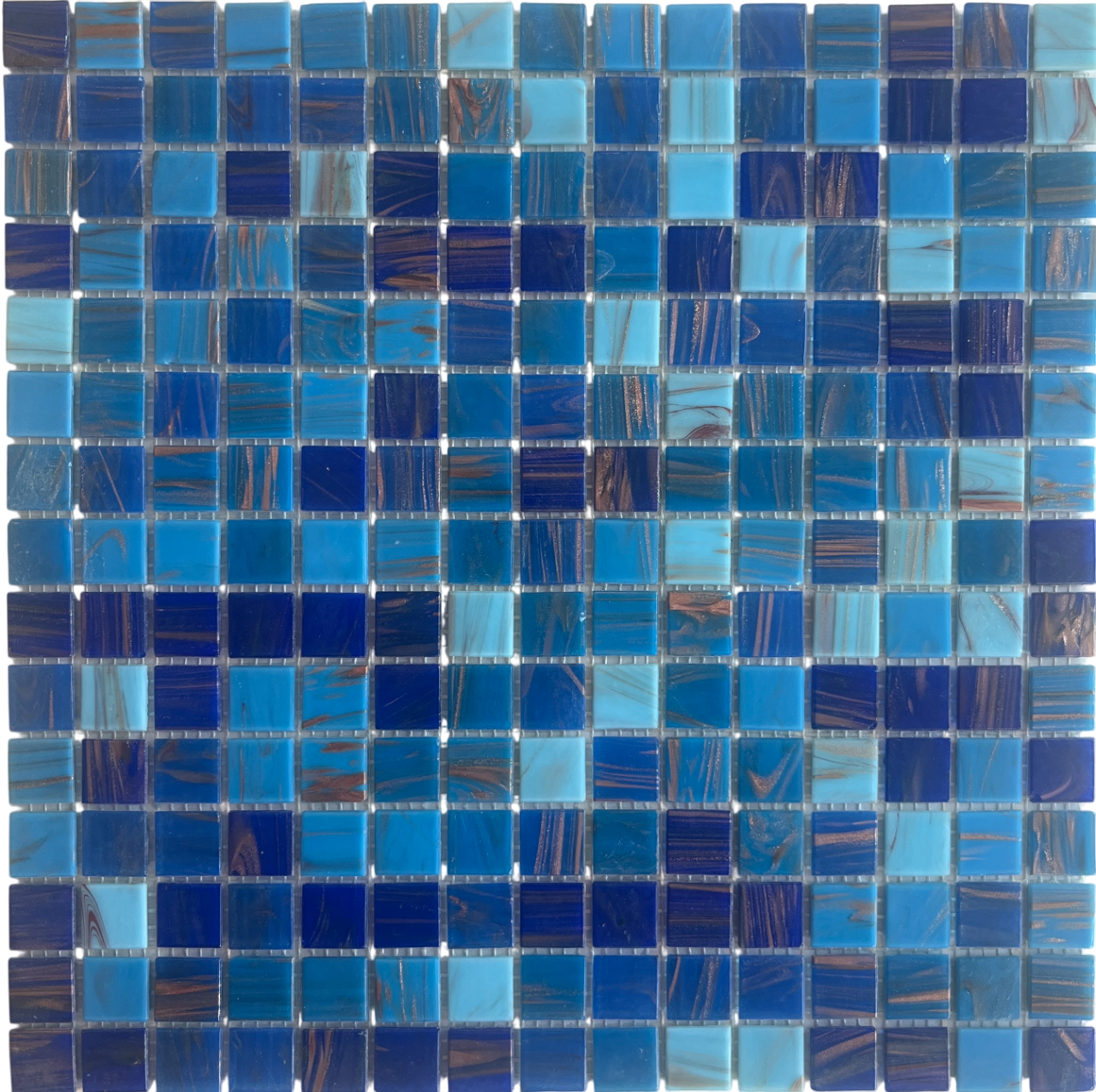 Mozaika na siatce szklanej w kolorze niebieskim i jasnoniebieskim ze złotymi pociągnięciami pędzla.