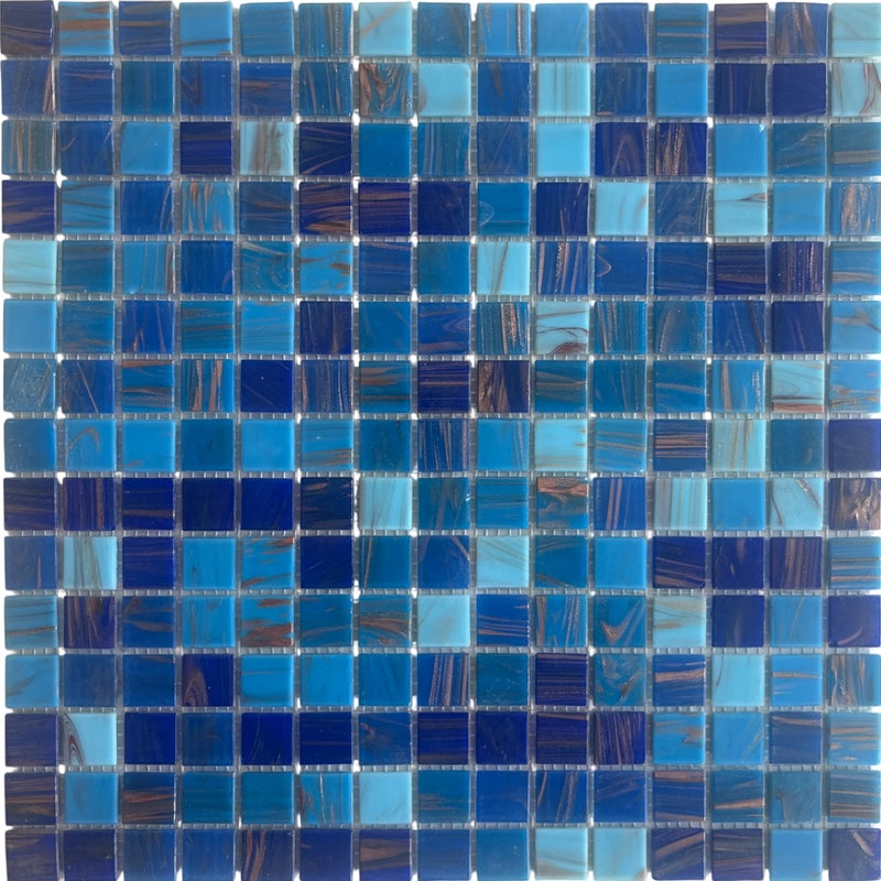 Mozaika na siatce szklanej w kolorze niebieskim i jasnoniebieskim ze złotymi pociągnięciami pędzla.