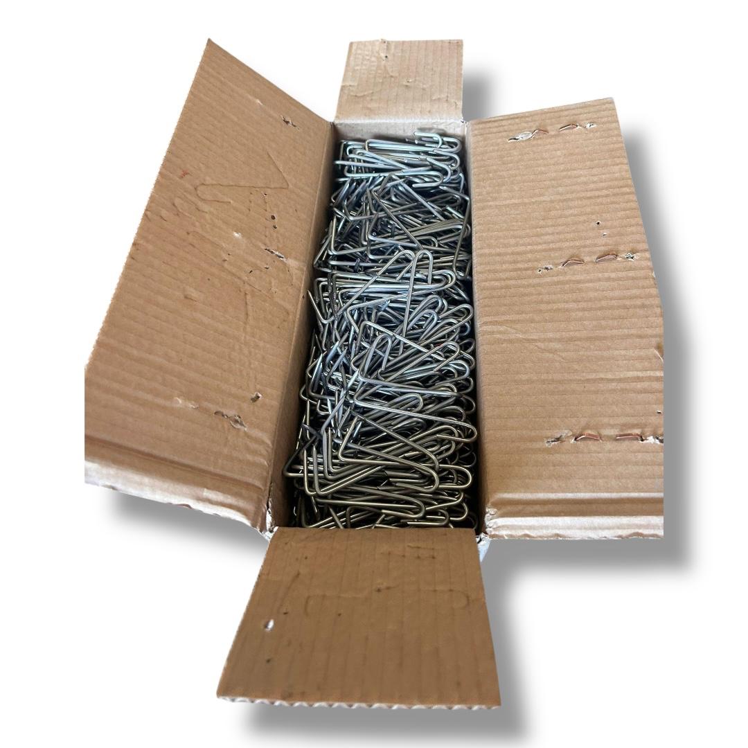Une boîte avec 963 crochets en acier inoxydable pour tuiles en ardoise 16x70 mm - 2