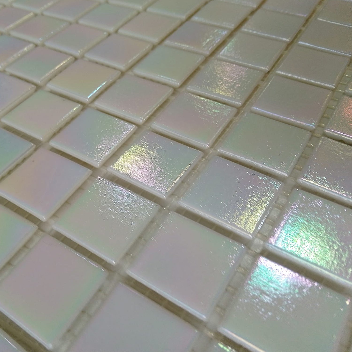 Opakowanie zbiorcze 30 arkuszy mozaiki szklanej z masy perłowej w kolorze białym do łazienek i kuchni – 3 m2. Grubość 4 mm.