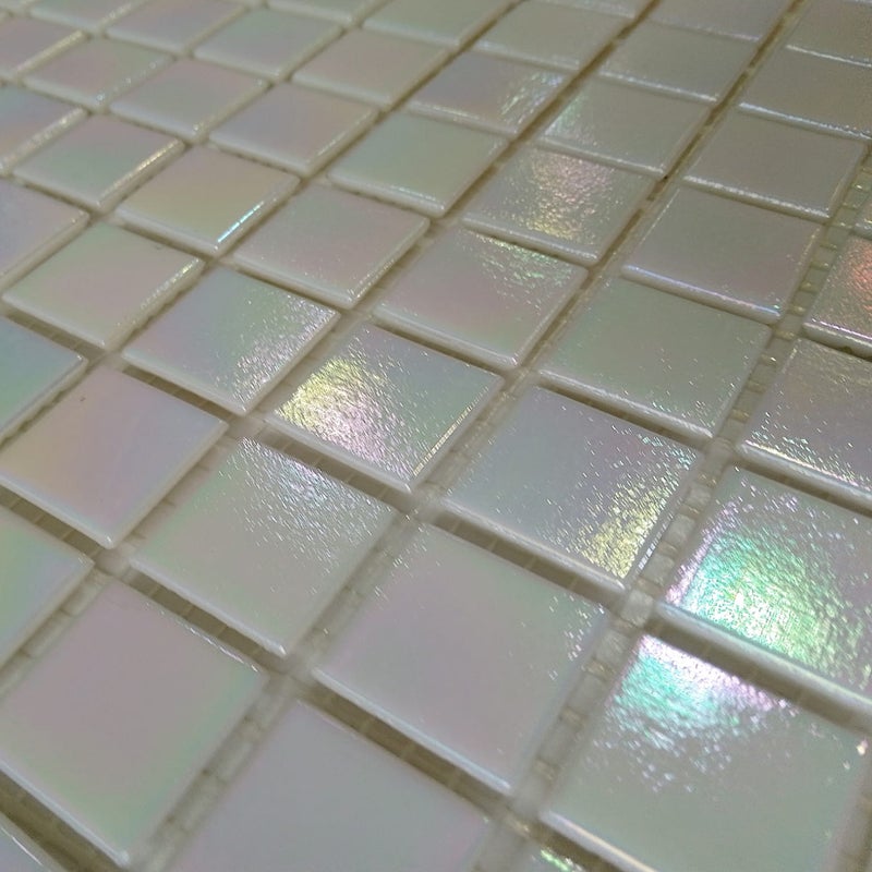 Opakowanie zbiorcze 30 arkuszy mozaiki szklanej z masy perłowej w kolorze białym do łazienek i kuchni – 3 m2. Grubość 4 mm.