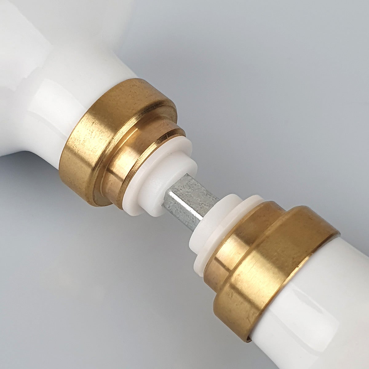 2 boutons de porte intérieure, Porcelaine blanc, Embase dorée, Carré 6 et 7 mm, modèle OLIVE - 6