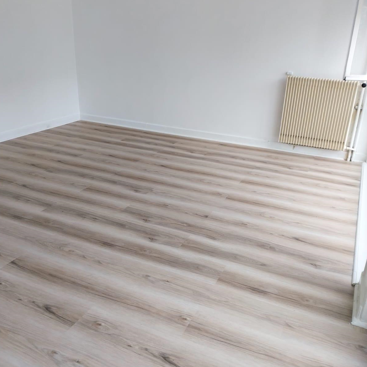 Sol PVC - Lames PVC clipsable avec sous couche intégrée- GARANTIE 20 ans -Ep. 5,5 mm- Clair nuance - Dimensions L 122 cm x l 23 cm - 5