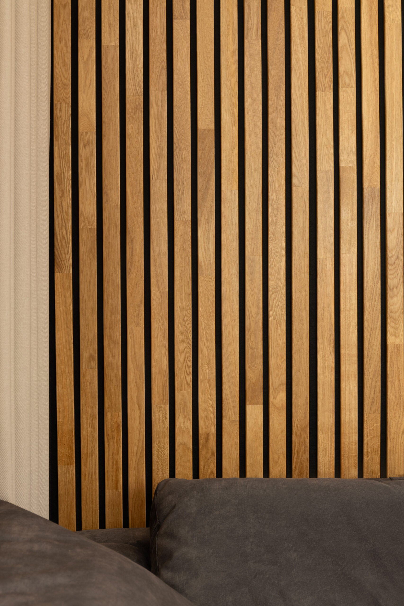 Panneau Tasseau Acoustique en Bois - Chêne Naturel - 2400x600mm - Lattes 40mm, Support en Feutre Noir - 7