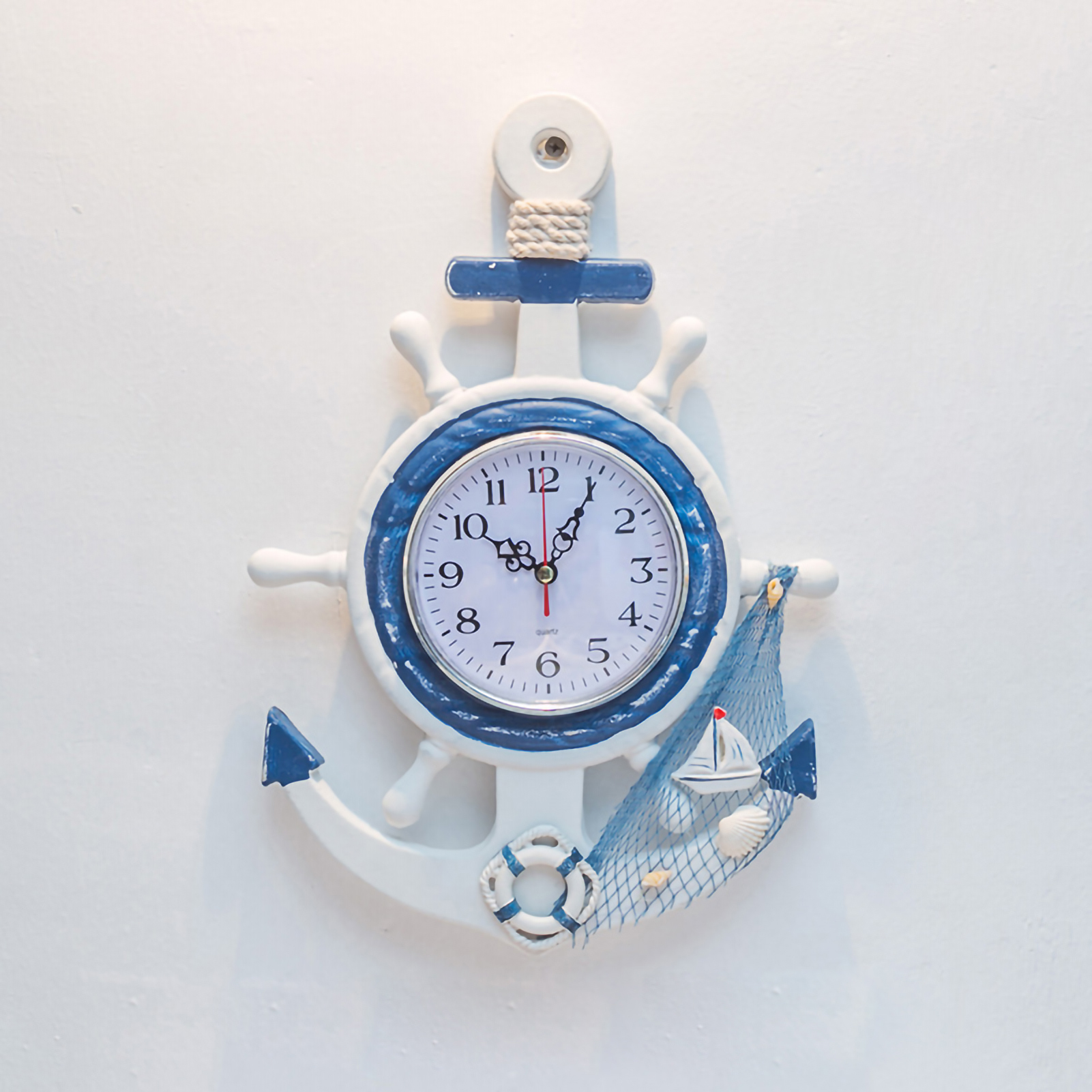 Reloj de pared azul y blanco con modelo de estilo marinero.