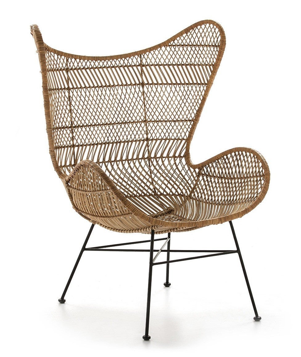 Sillón de mimbre natural con patas de metal negro