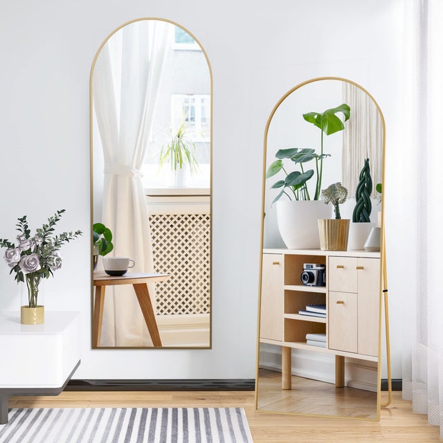 Specchio, dimensioni 173x63 cm, per una visione a figura intera, ad arco, da posizionare a terra, cornice realizzata in alluminio, Dorato
