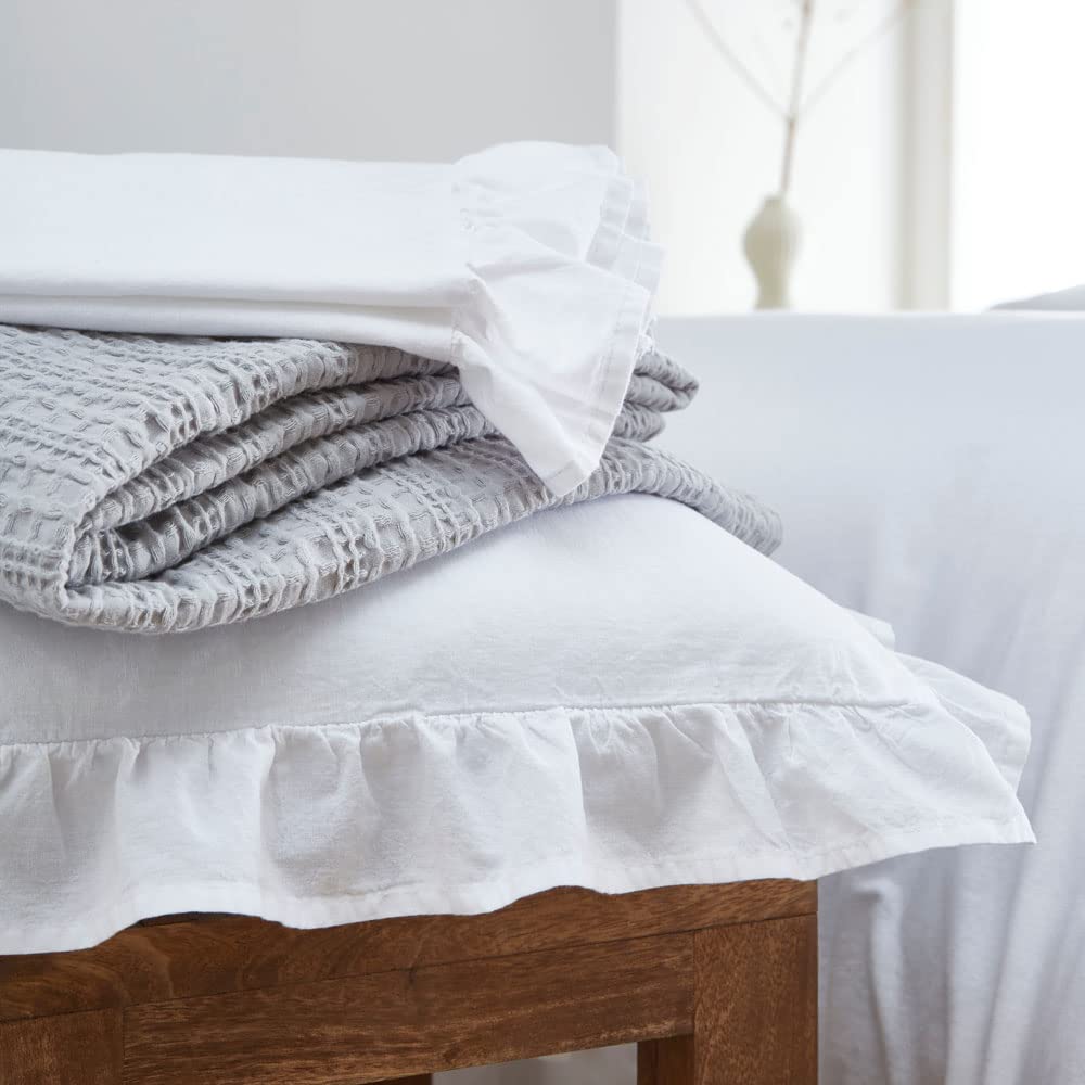 Appletree Loft - Set copripiumino con volant Cassia, 100% cotone, per letto king size, colore: Bianco - 2