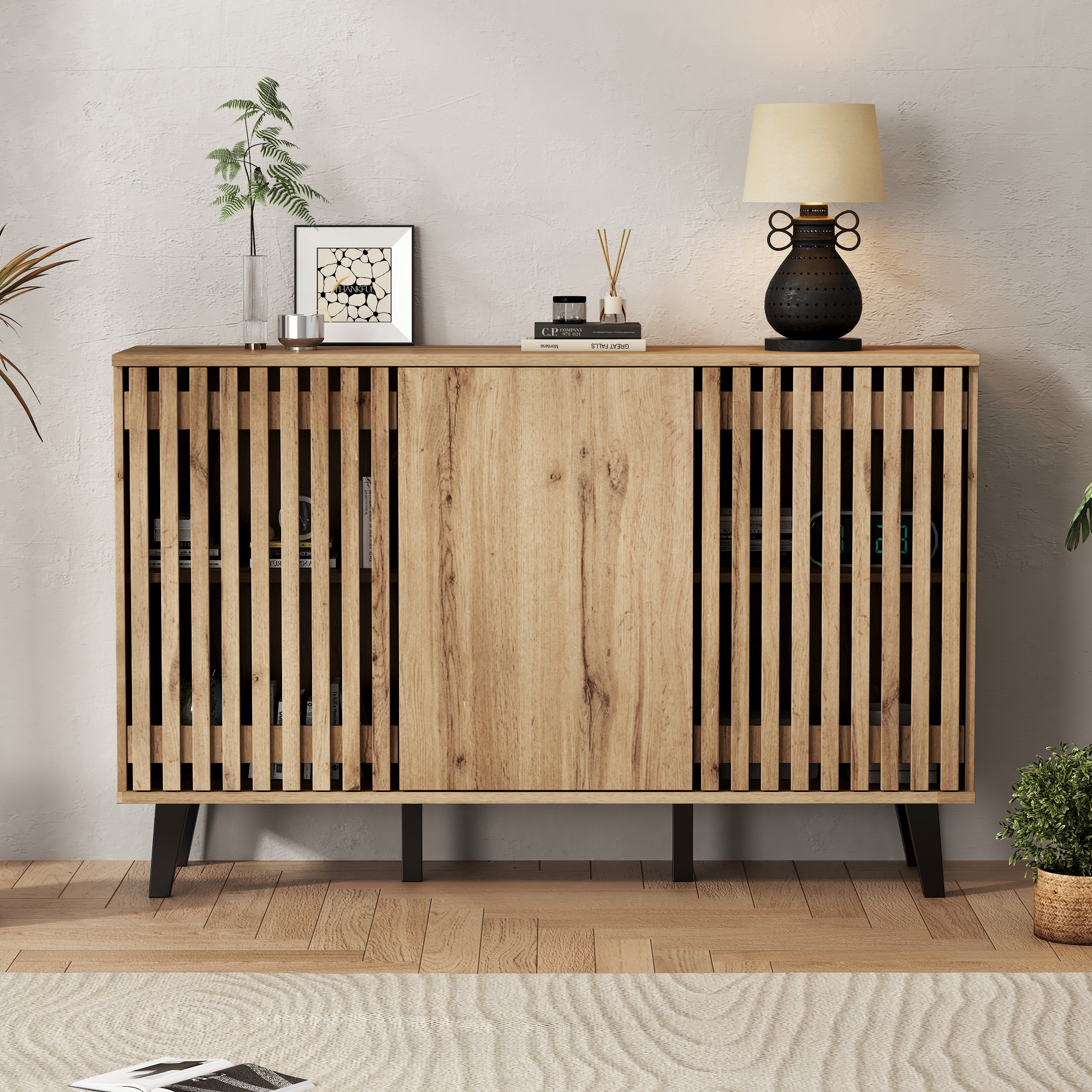 Komoda niska z 3 drzwiami - 150 x 40 x 95 cm - Płyta wiórowa i nogi z tworzywa PVC - do salonu lub kuchni - Drewno naturalne